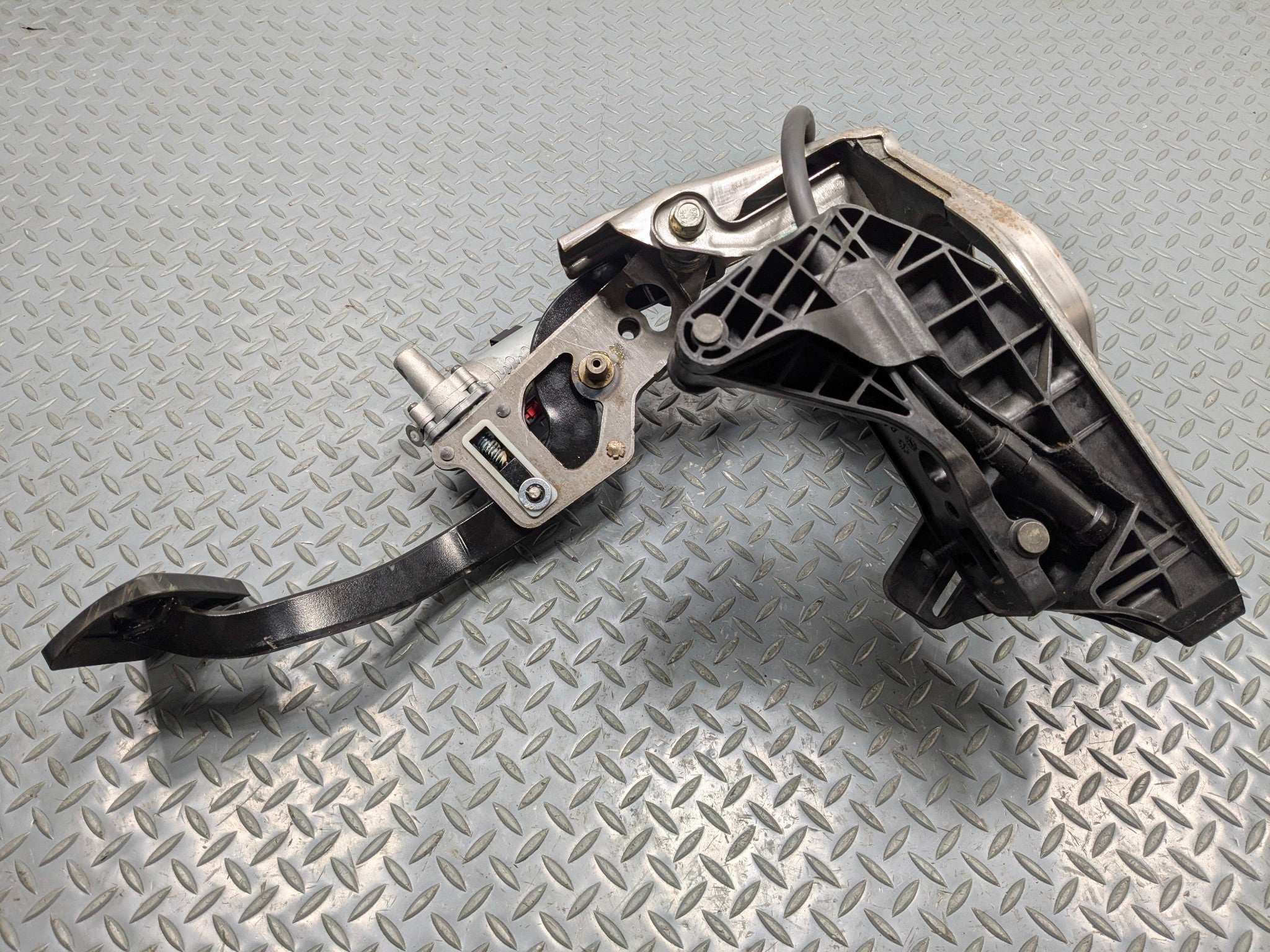2010 - 2014 OEM CADILLAC ESCALADE ESV PARKING BRAKE STOP PEDAL PAD ASSEMBLY