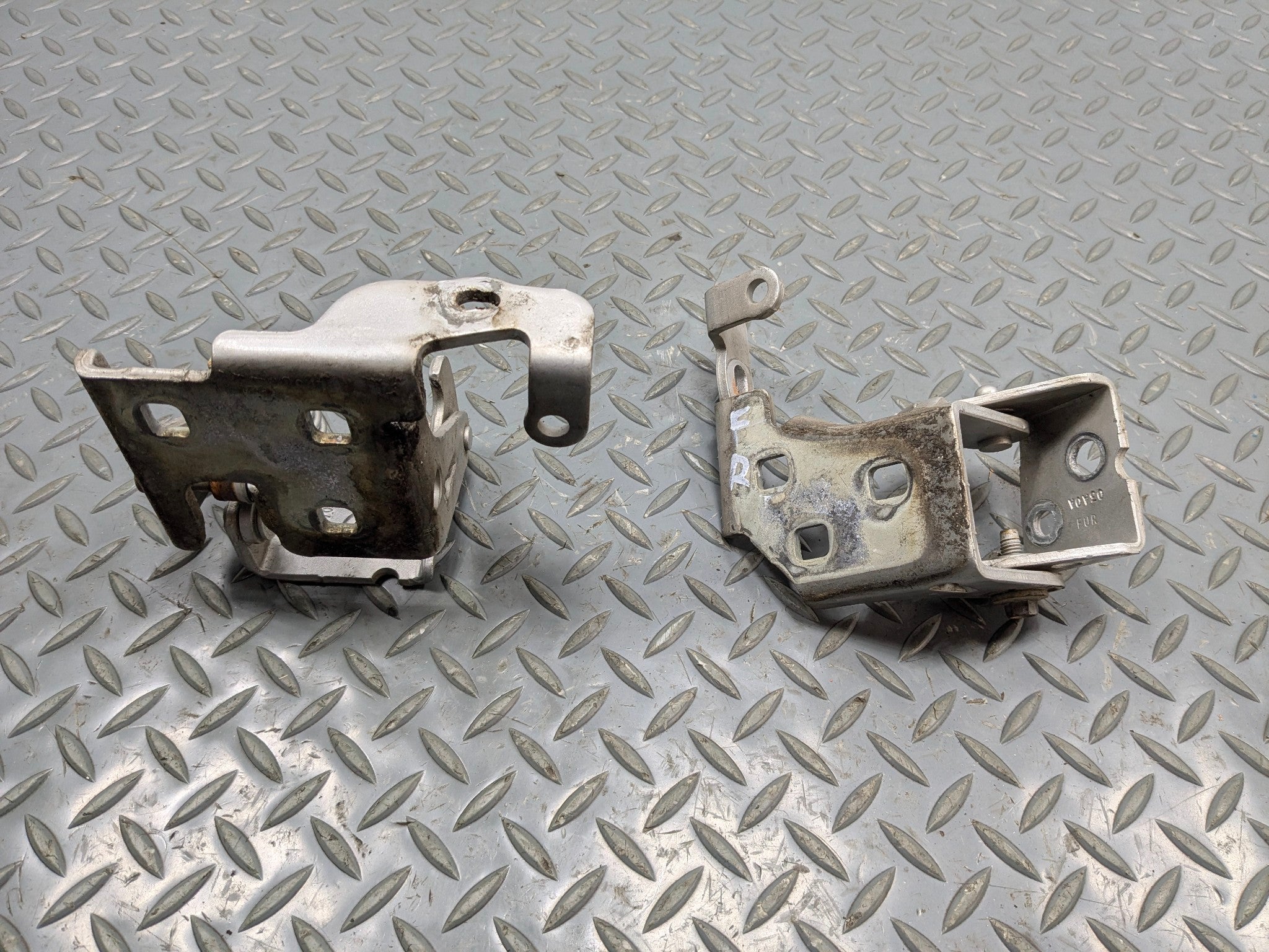 2010 - 2014 OEM CADILLAC ESCALADE ESV FRONT RIGHT PASSENGER SIDE DOOR HINGE SET