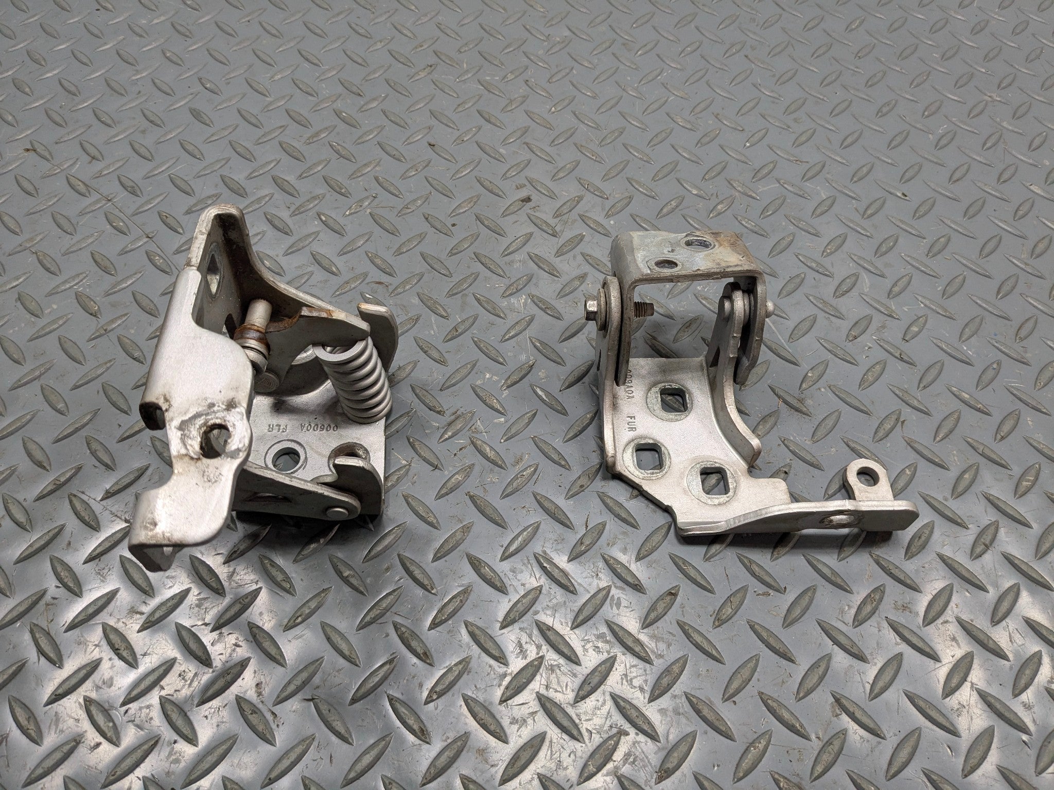 2010 - 2014 OEM CADILLAC ESCALADE ESV FRONT RIGHT PASSENGER SIDE DOOR HINGE SET