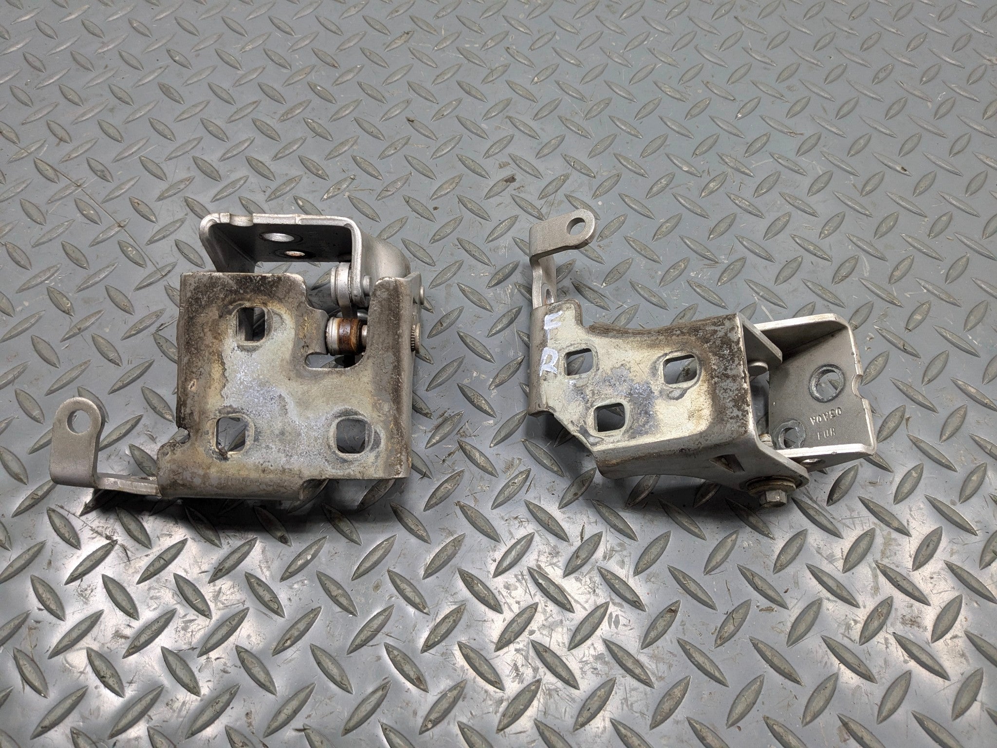 2010 - 2014 OEM CADILLAC ESCALADE ESV FRONT RIGHT PASSENGER SIDE DOOR HINGE SET