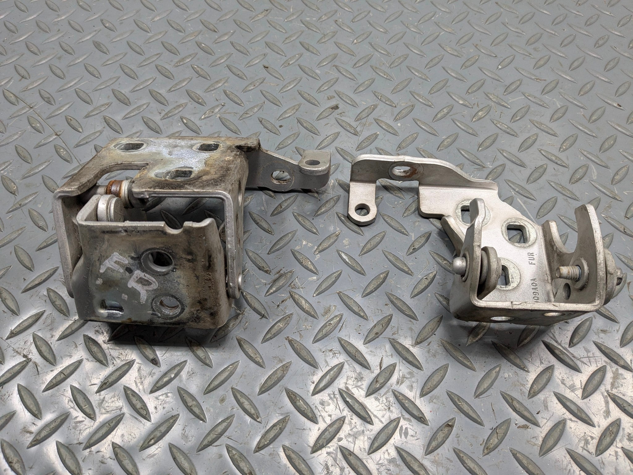 2010 - 2014 OEM CADILLAC ESCALADE ESV FRONT RIGHT PASSENGER SIDE DOOR HINGE SET