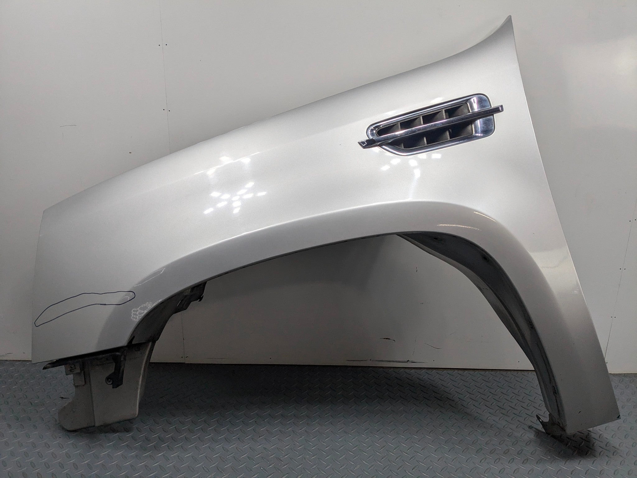 2010 - 2014 OEM CADILLAC ESCALADE ESV FRONT LEFT DRIVER SIDE FENDER SILVER