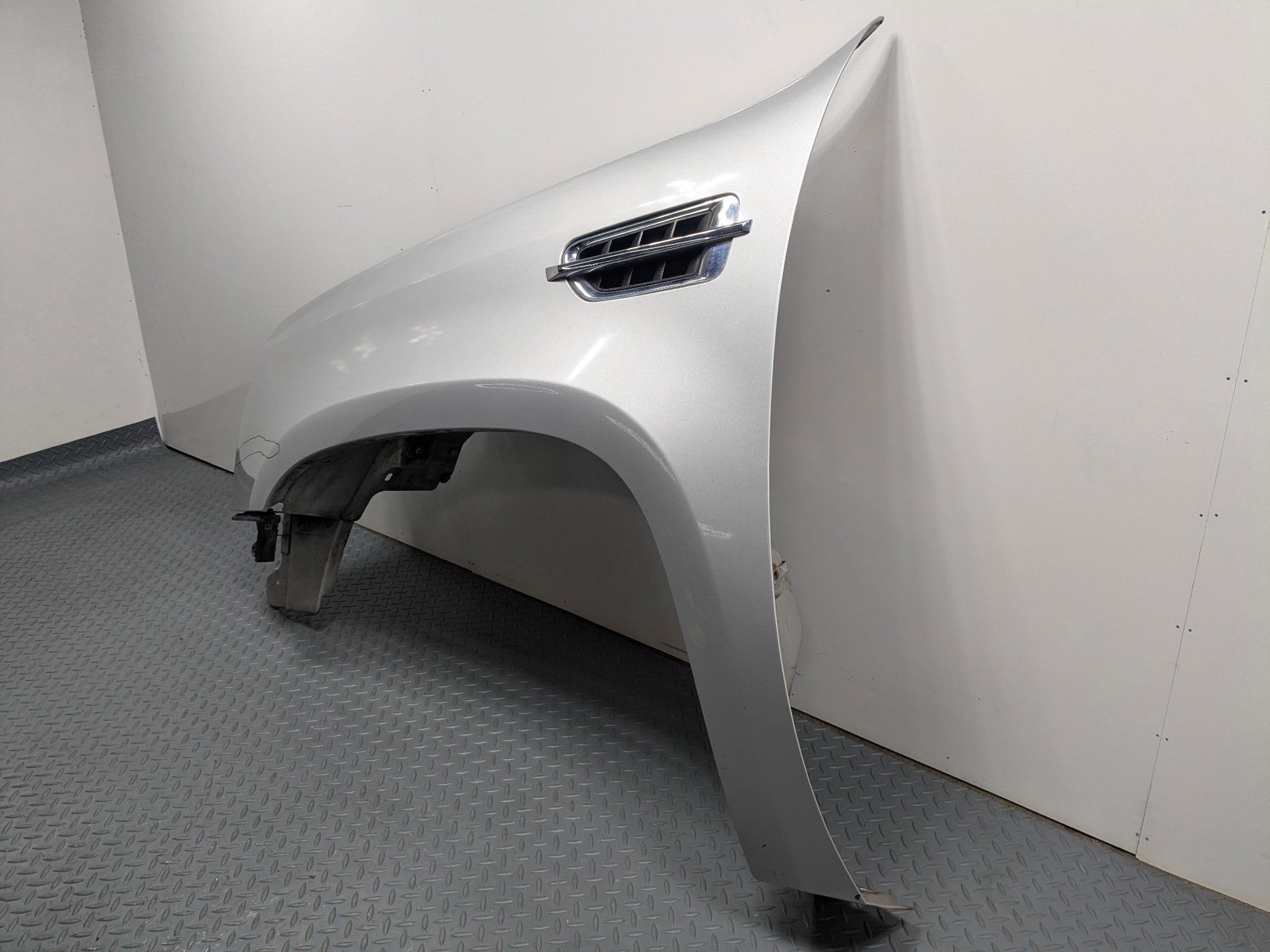 2010 - 2014 OEM CADILLAC ESCALADE ESV FRONT LEFT DRIVER SIDE FENDER SILVER