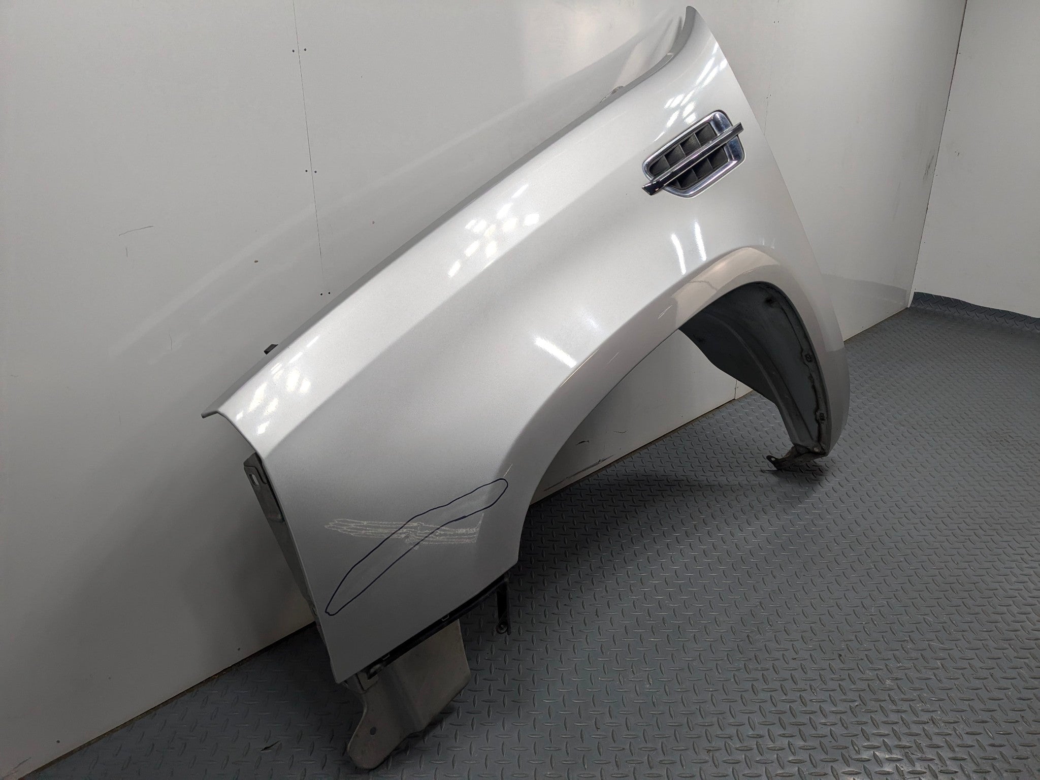 2010 - 2014 OEM CADILLAC ESCALADE ESV FRONT LEFT DRIVER SIDE FENDER SILVER