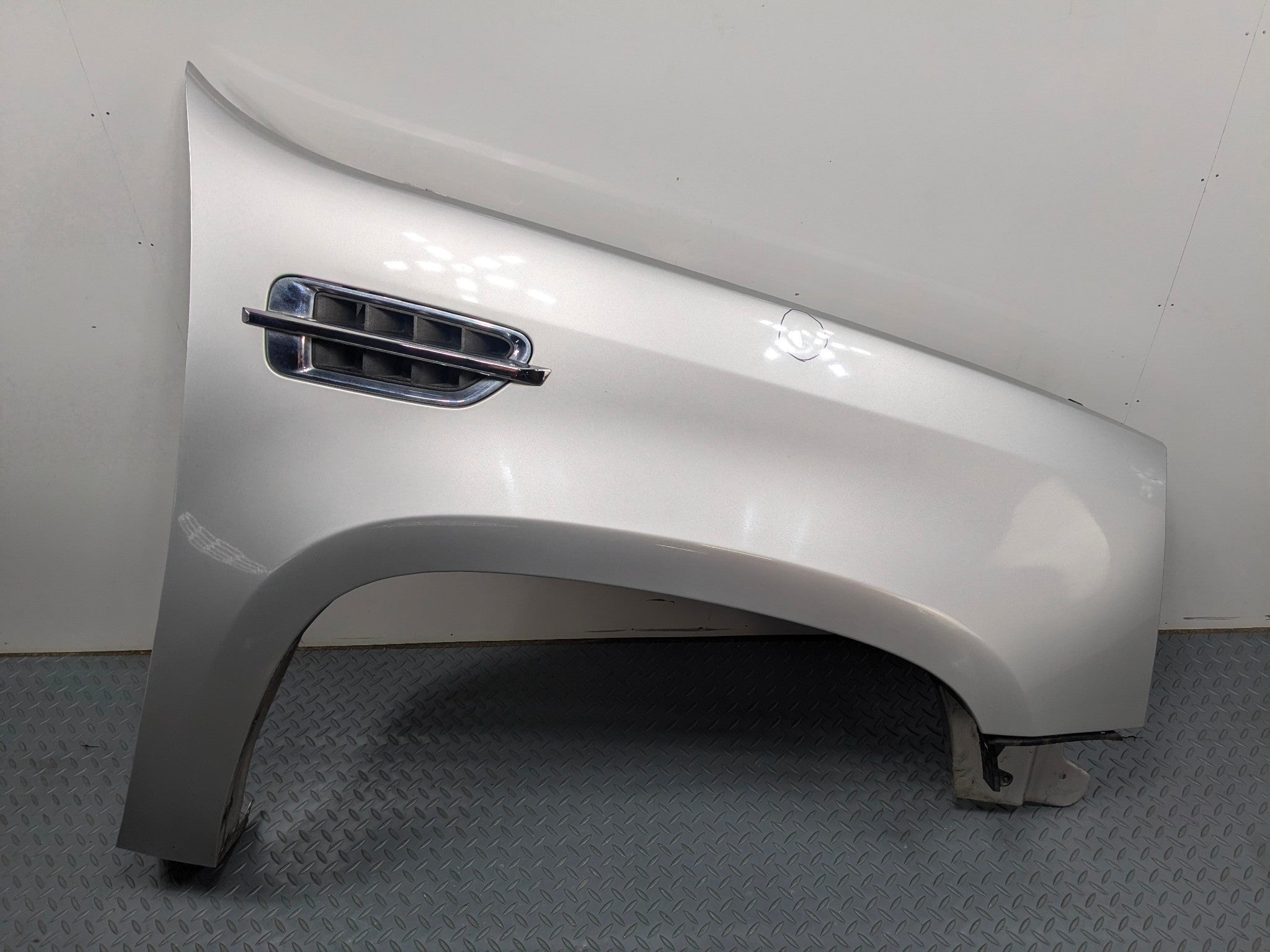 2010 - 2014 OEM CADILLAC ESCALADE ESV FRONT RIGHT PASSENGER SIDE FENDER SILVER