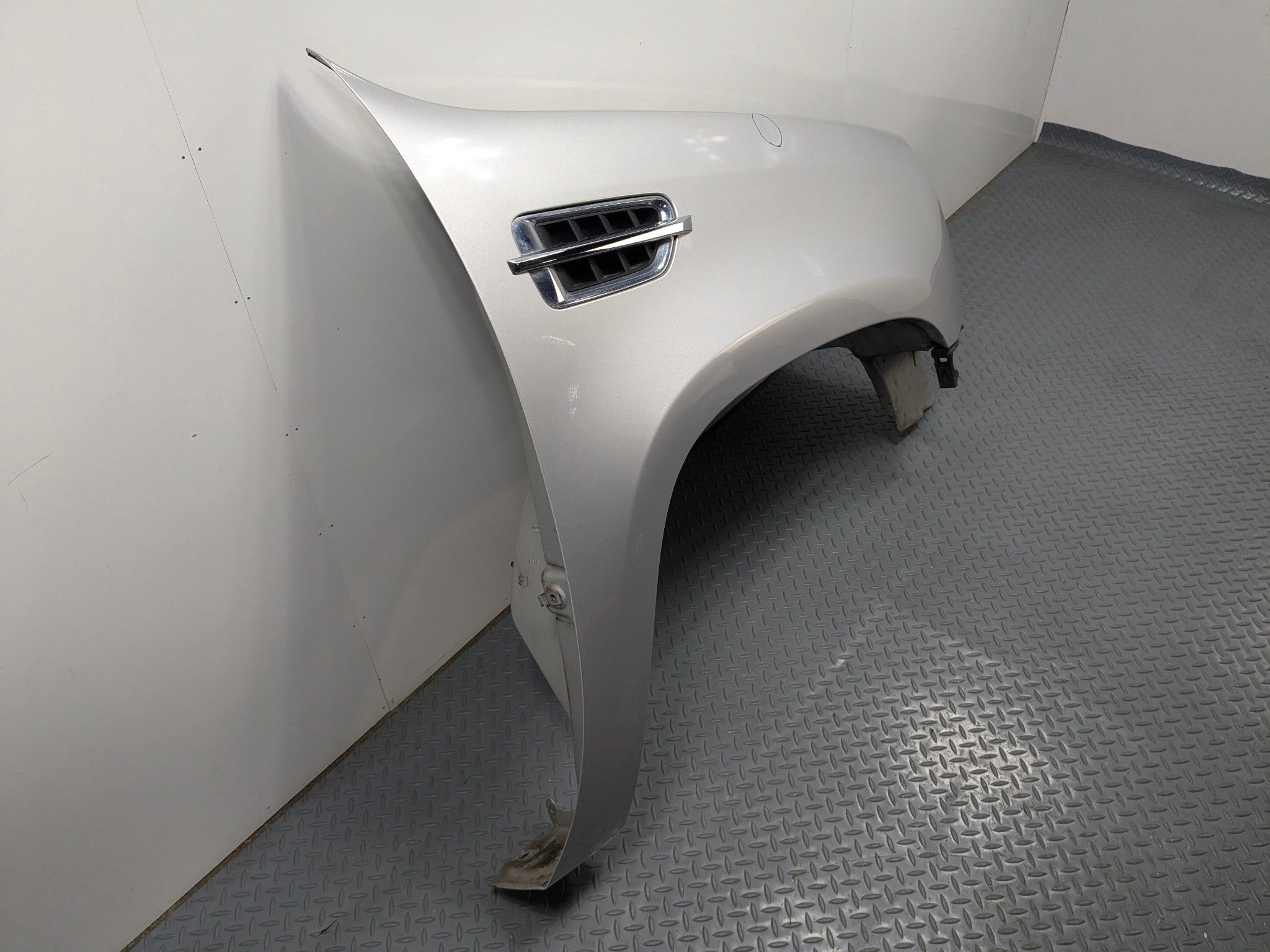 2010 - 2014 OEM CADILLAC ESCALADE ESV FRONT RIGHT PASSENGER SIDE FENDER SILVER