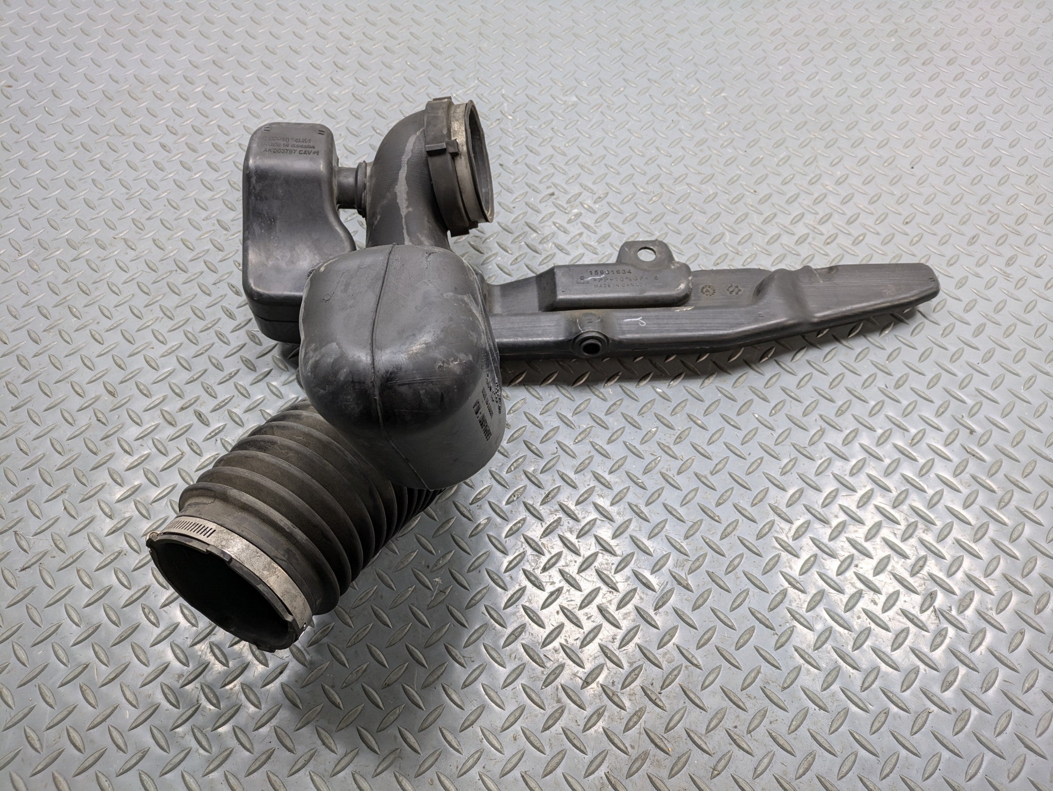 2010 - 2014 OEM CADILLAC ESCALADE ESV AIR CLEANER OUTLET DUCT INTAKE DUCT PIPE