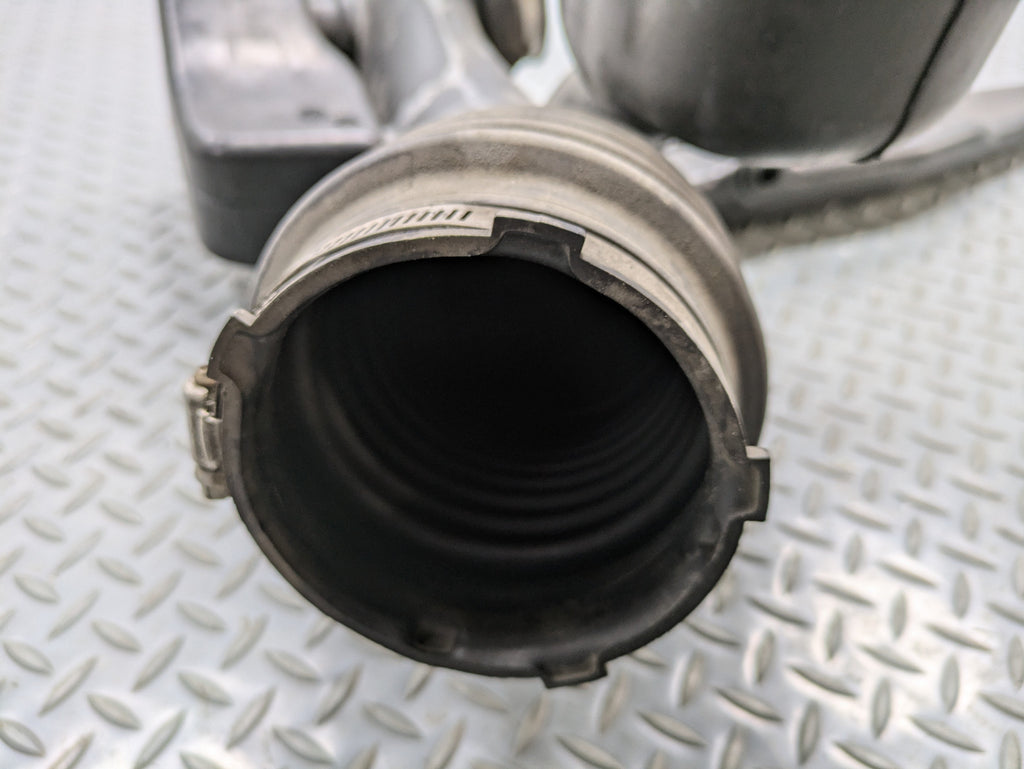 2010 - 2014 OEM CADILLAC ESCALADE ESV AIR CLEANER OUTLET DUCT INTAKE DUCT PIPE