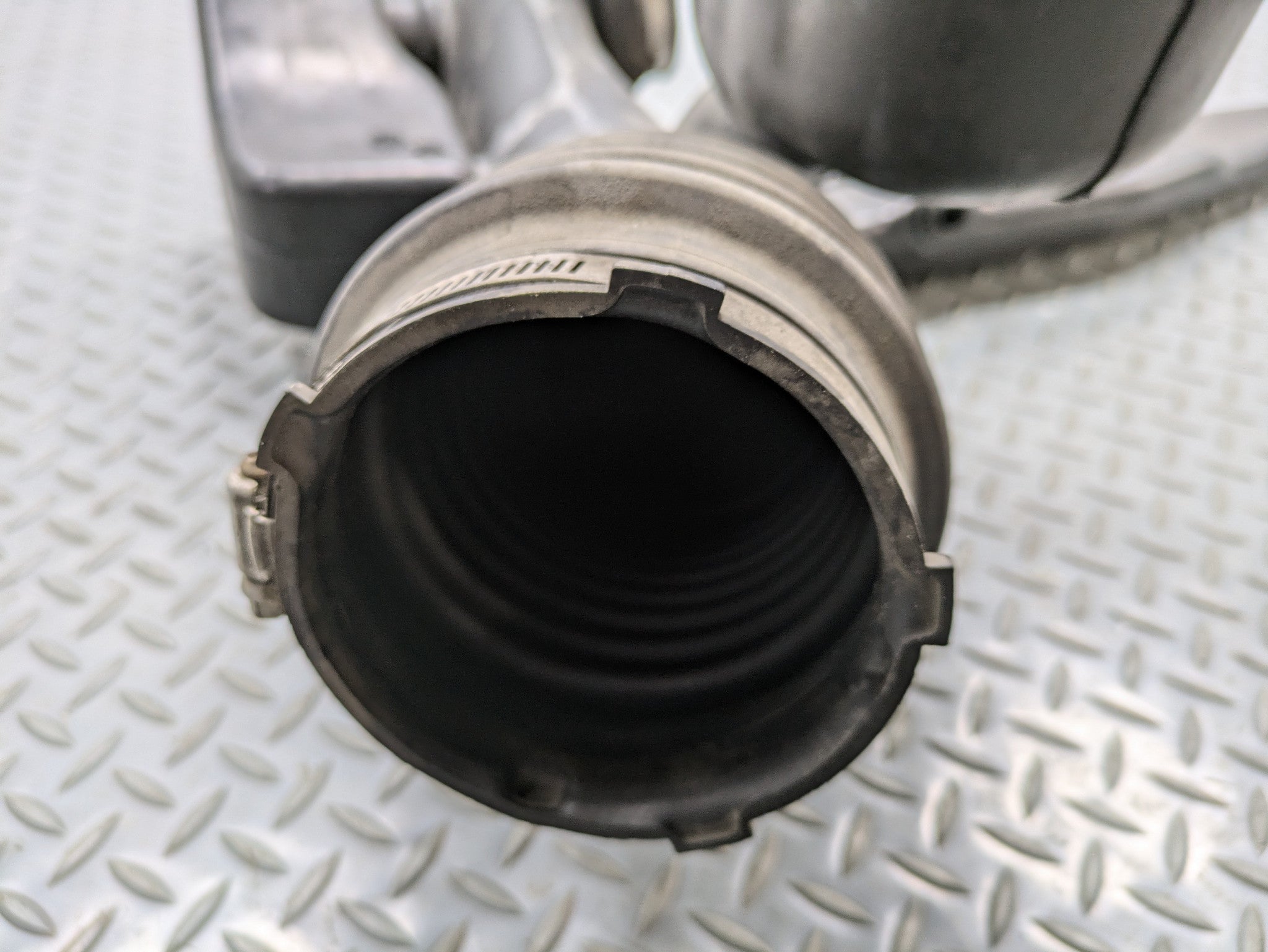2010 - 2014 OEM CADILLAC ESCALADE ESV AIR CLEANER OUTLET DUCT INTAKE DUCT PIPE