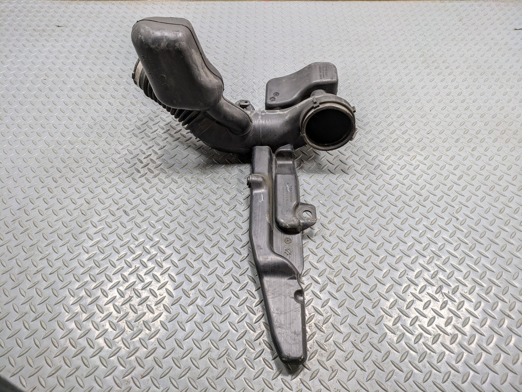 2010 - 2014 OEM CADILLAC ESCALADE ESV AIR CLEANER OUTLET DUCT INTAKE DUCT PIPE
