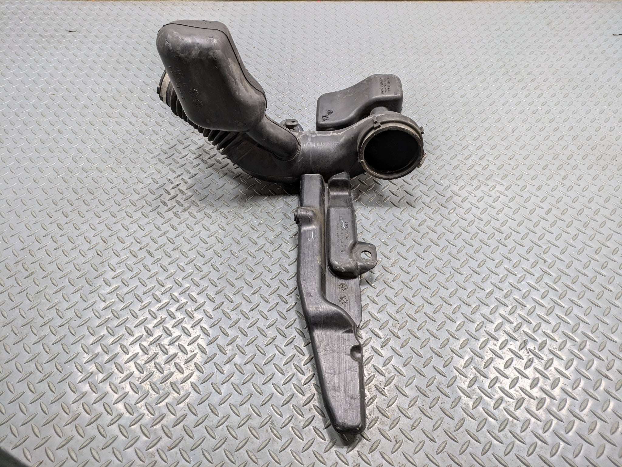 2010 - 2014 OEM CADILLAC ESCALADE ESV AIR CLEANER OUTLET DUCT INTAKE DUCT PIPE