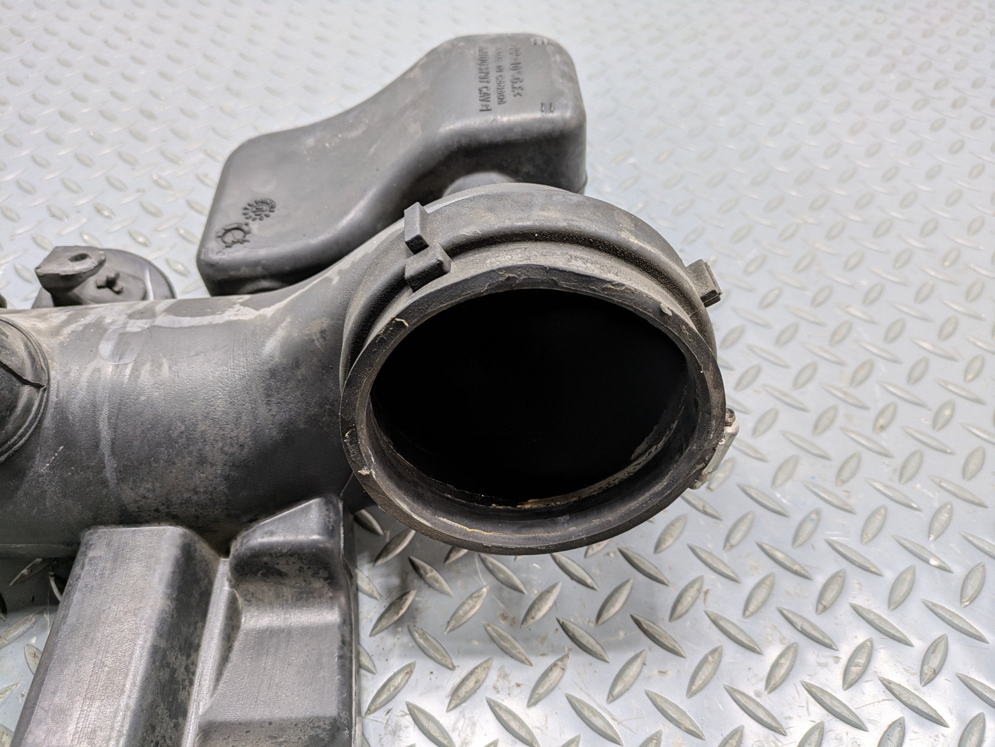 2010 - 2014 OEM CADILLAC ESCALADE ESV AIR CLEANER OUTLET DUCT INTAKE DUCT PIPE