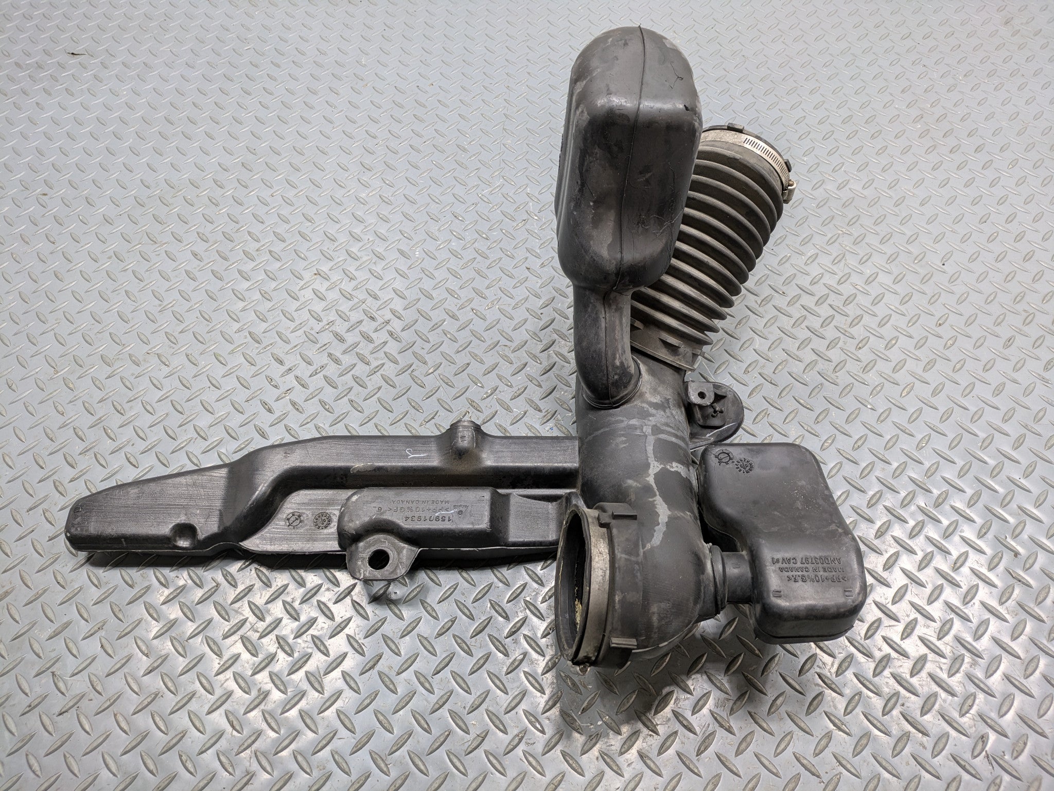 2010 - 2014 OEM CADILLAC ESCALADE ESV AIR CLEANER OUTLET DUCT INTAKE DUCT PIPE