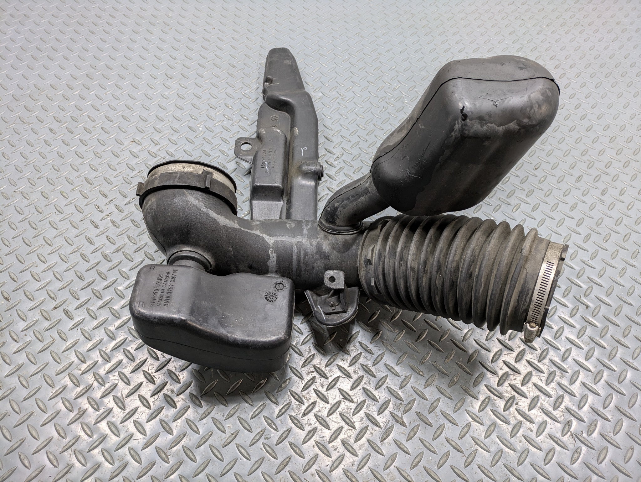 2010 - 2014 OEM CADILLAC ESCALADE ESV AIR CLEANER OUTLET DUCT INTAKE DUCT PIPE