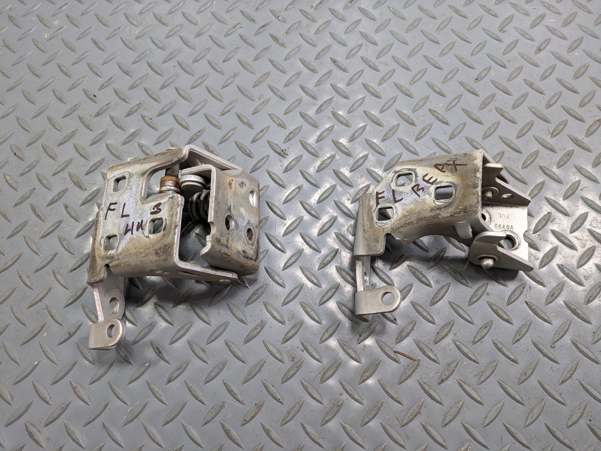 2010 - 2014 OEM CADILLAC ESCALADE ESV FRONT LEFT DRIVER SIDE DOOR HINGES SET