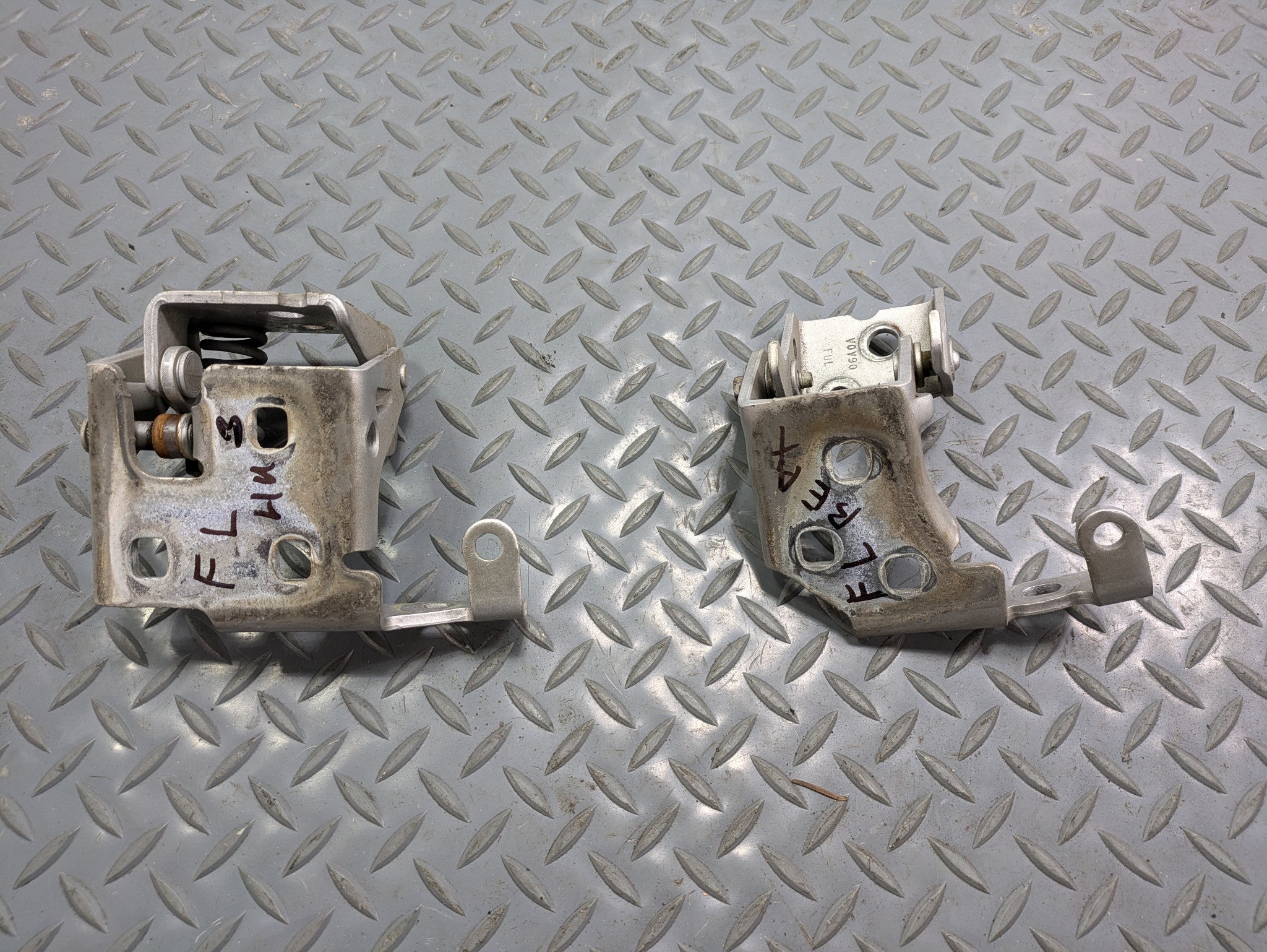 2010 - 2014 OEM CADILLAC ESCALADE ESV FRONT LEFT DRIVER SIDE DOOR HINGES SET