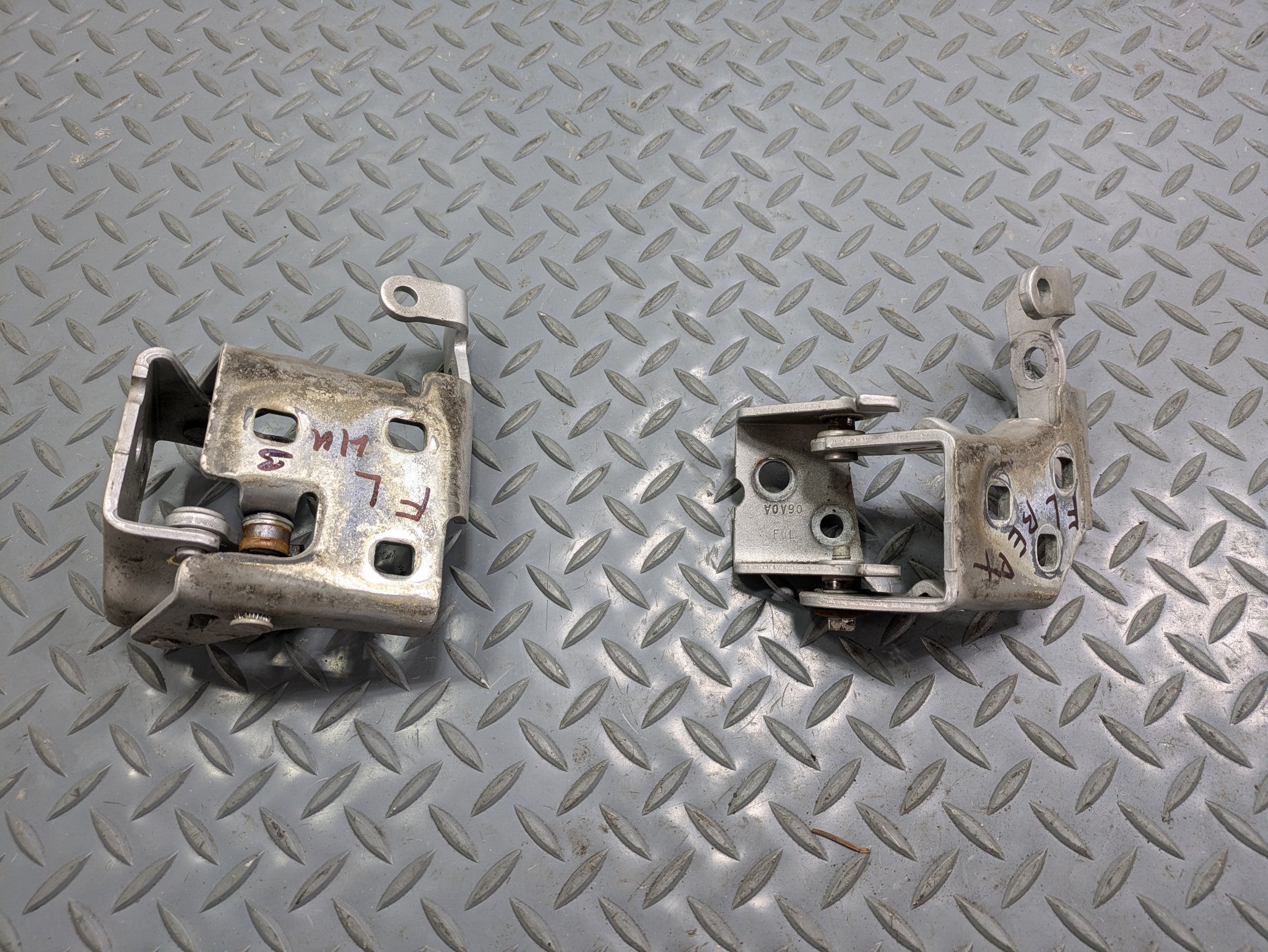 2010 - 2014 OEM CADILLAC ESCALADE ESV FRONT LEFT DRIVER SIDE DOOR HINGES SET