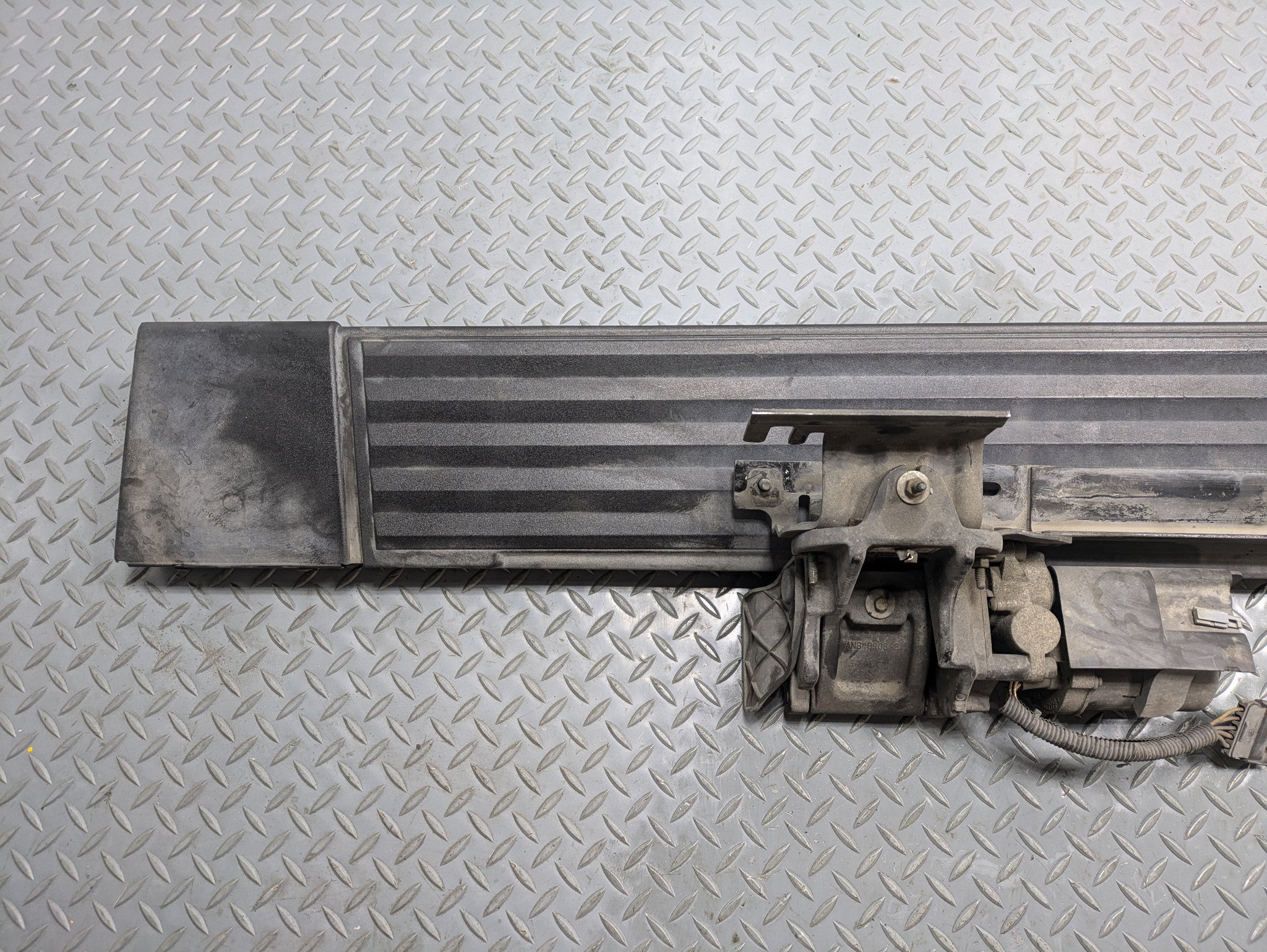 2010 - 2014 OEM CADILLAC ESCALADE ESV RIGHT SIDE RUNNING BOARD ASSIST STEP