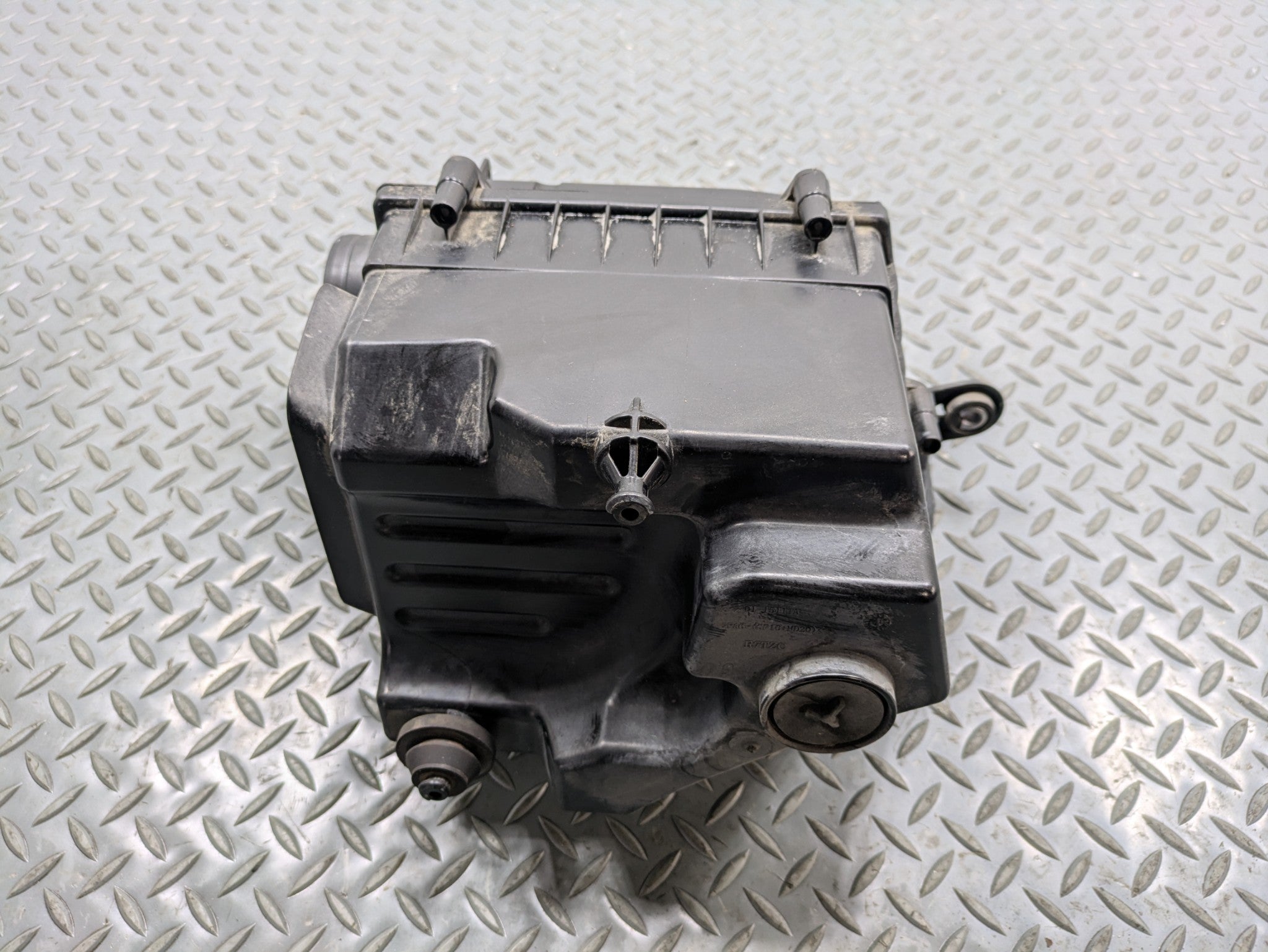 2010 - 2014 OEM CADILLAC ESCALADE ESV ENGINE AIR CLEANER FILTER BOX ASSEMBLY