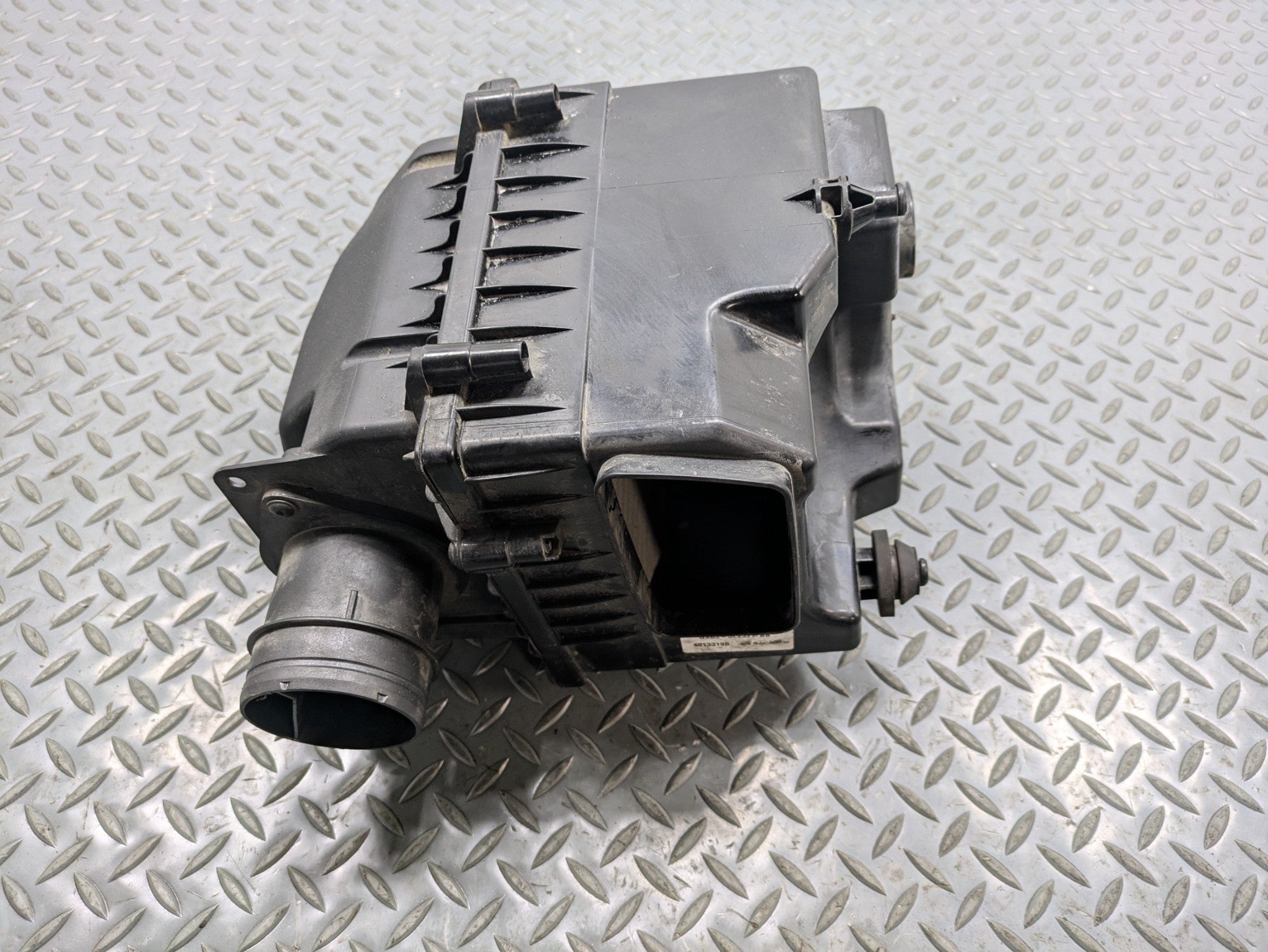 2010 - 2014 OEM CADILLAC ESCALADE ESV ENGINE AIR CLEANER FILTER BOX ASSEMBLY