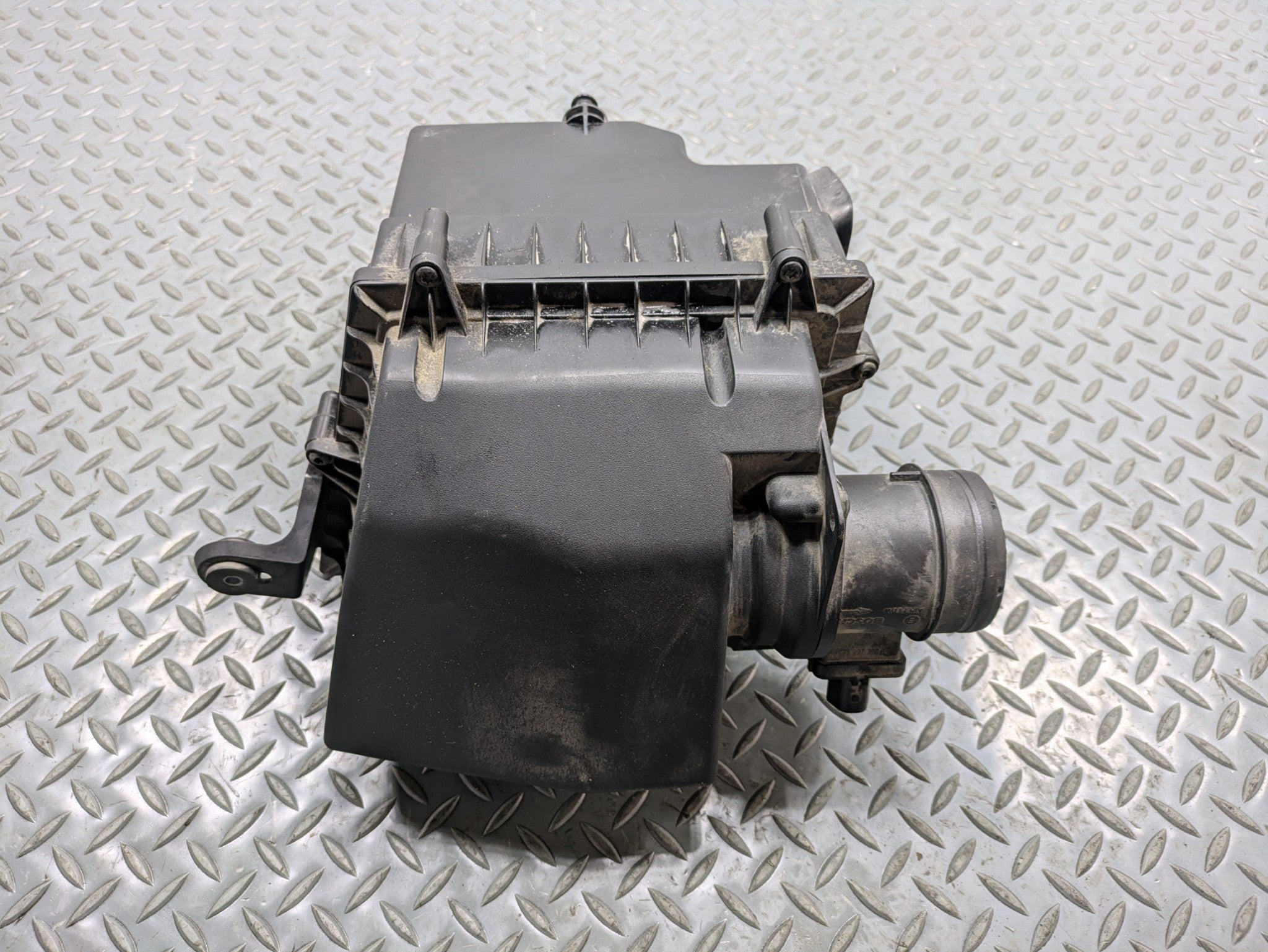 2010 - 2014 OEM CADILLAC ESCALADE ESV ENGINE AIR CLEANER FILTER BOX ASSEMBLY