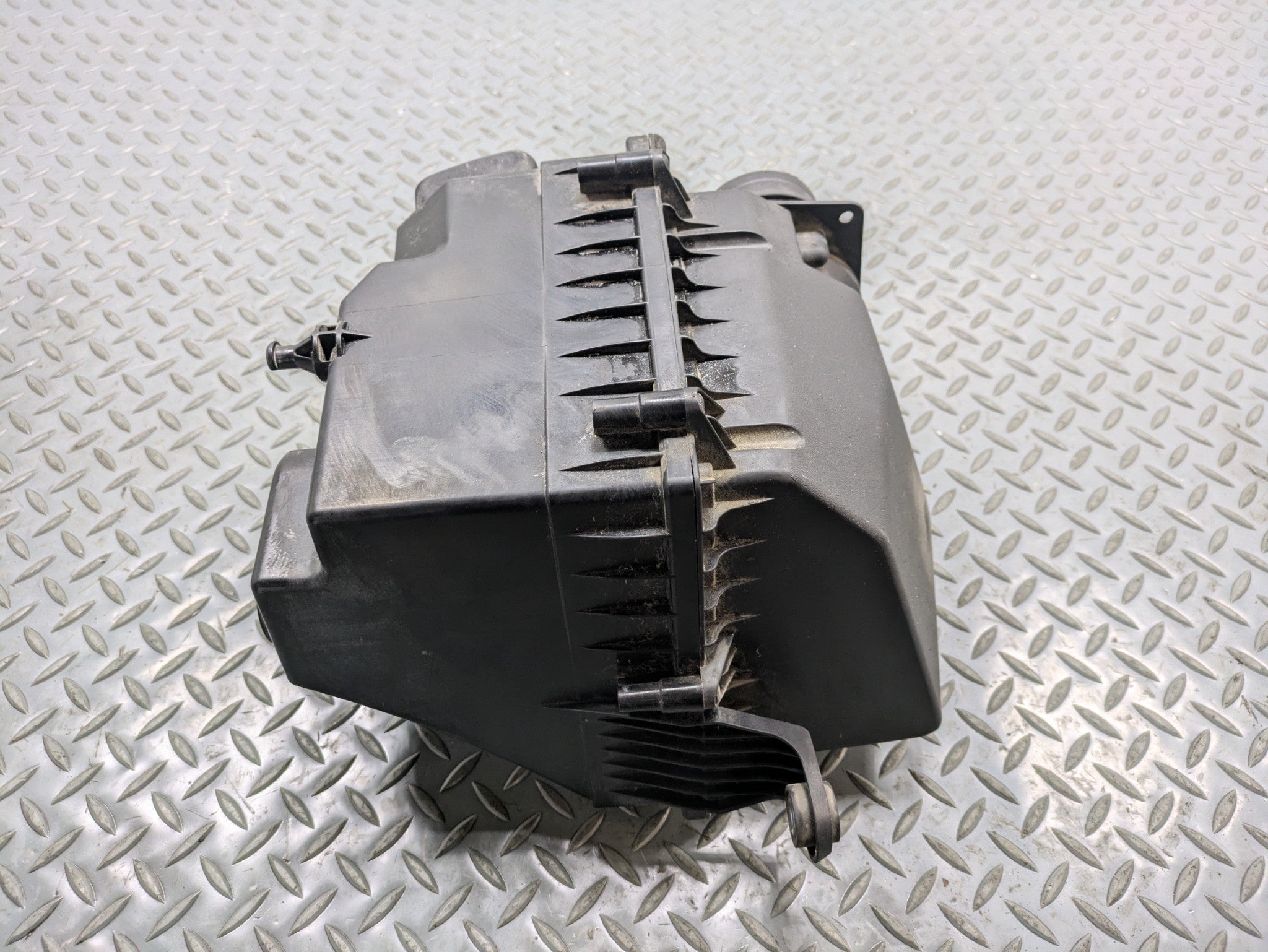 2010 - 2014 OEM CADILLAC ESCALADE ESV ENGINE AIR CLEANER FILTER BOX ASSEMBLY