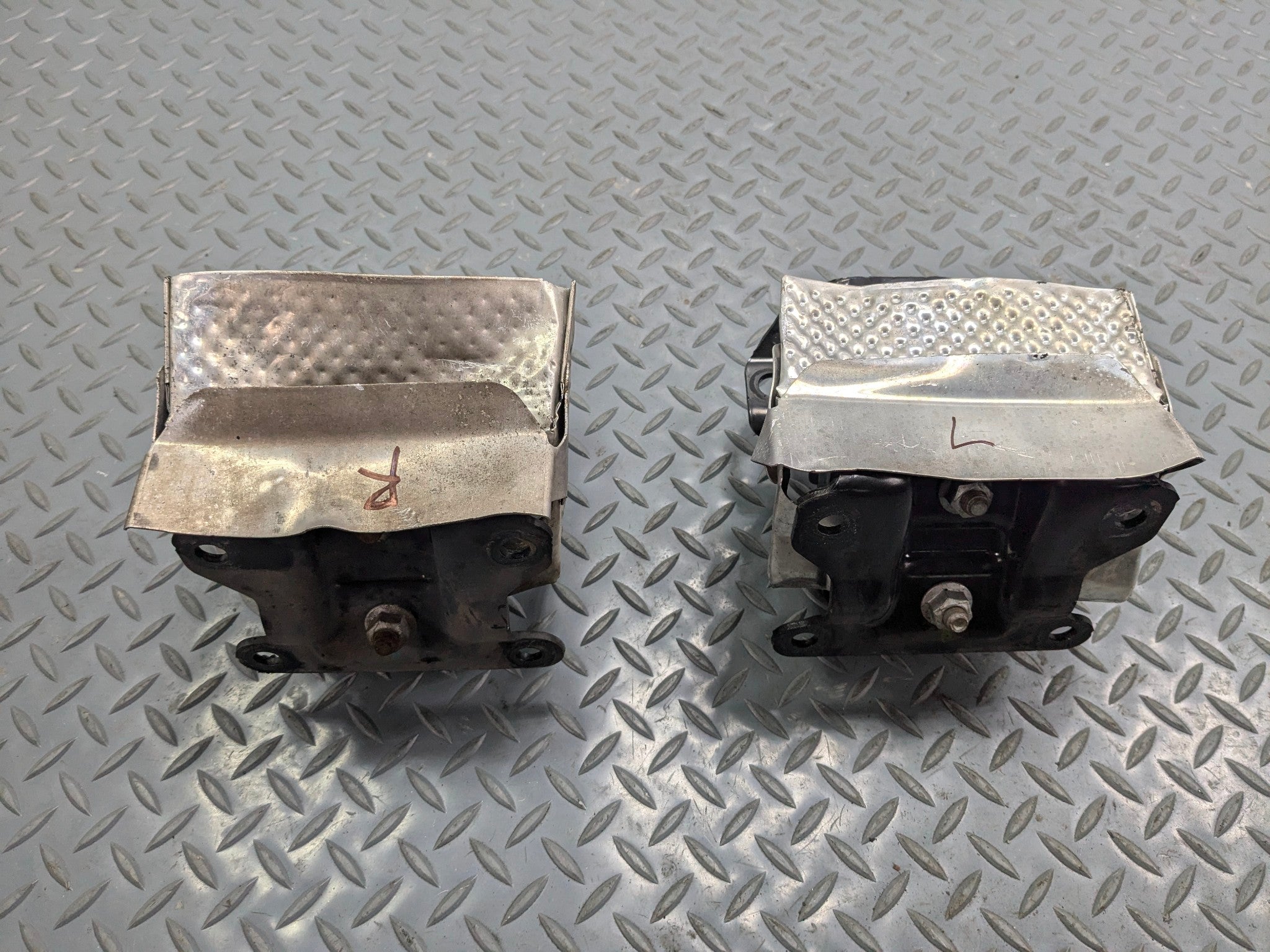 2010 - 2014 OEM CADILLAC ESCALADE ESV LEFT AND RIGHT SIDE MOTOR ENGINE MOUNT