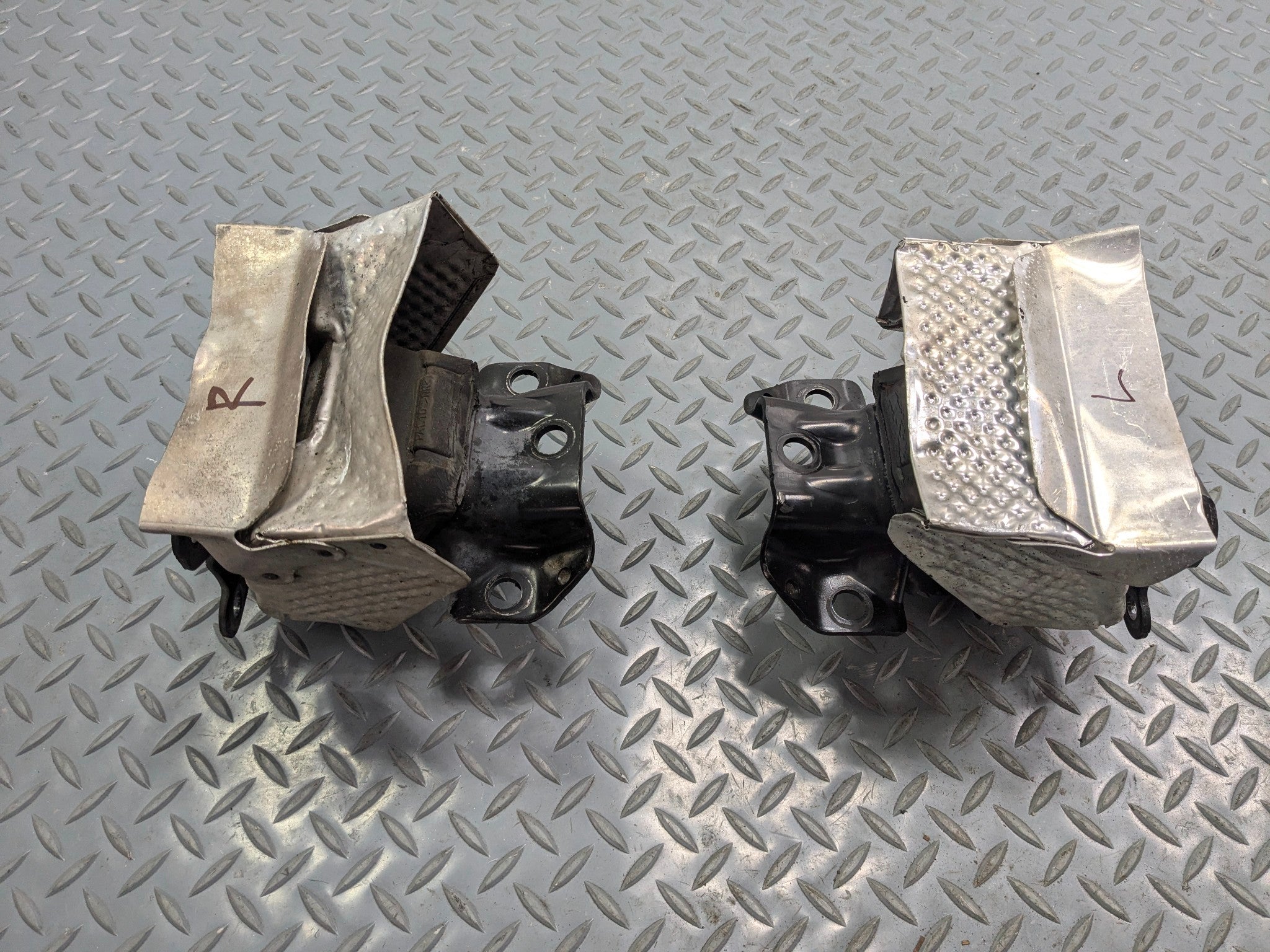 2010 - 2014 OEM CADILLAC ESCALADE ESV LEFT AND RIGHT SIDE MOTOR ENGINE MOUNT