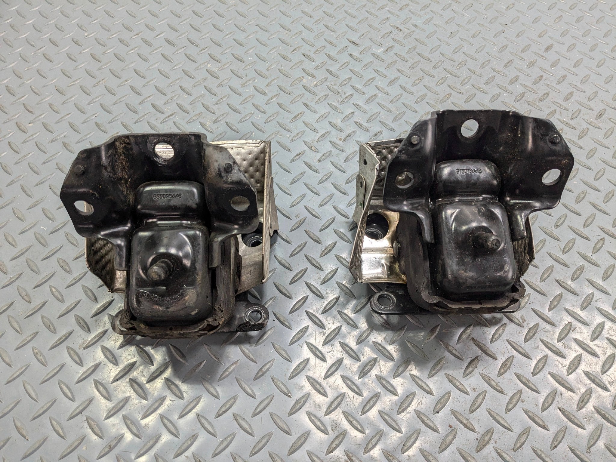 2010 - 2014 OEM CADILLAC ESCALADE ESV LEFT AND RIGHT SIDE MOTOR ENGINE MOUNT
