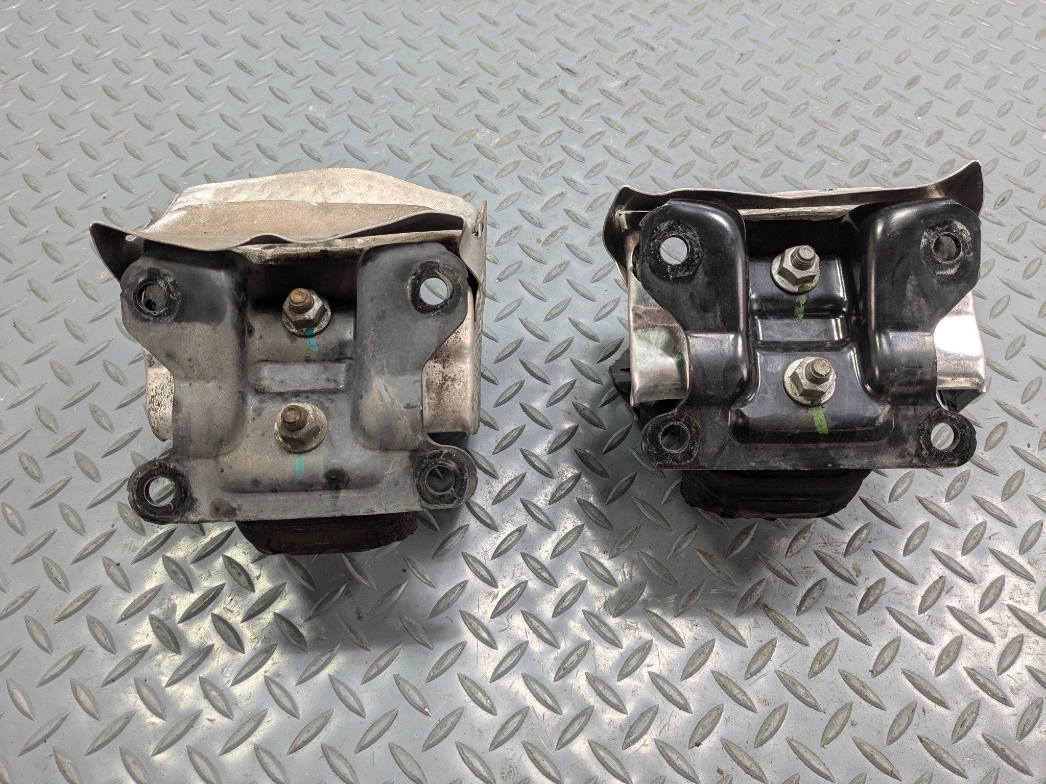 2010 - 2014 OEM CADILLAC ESCALADE ESV LEFT AND RIGHT SIDE MOTOR ENGINE MOUNT