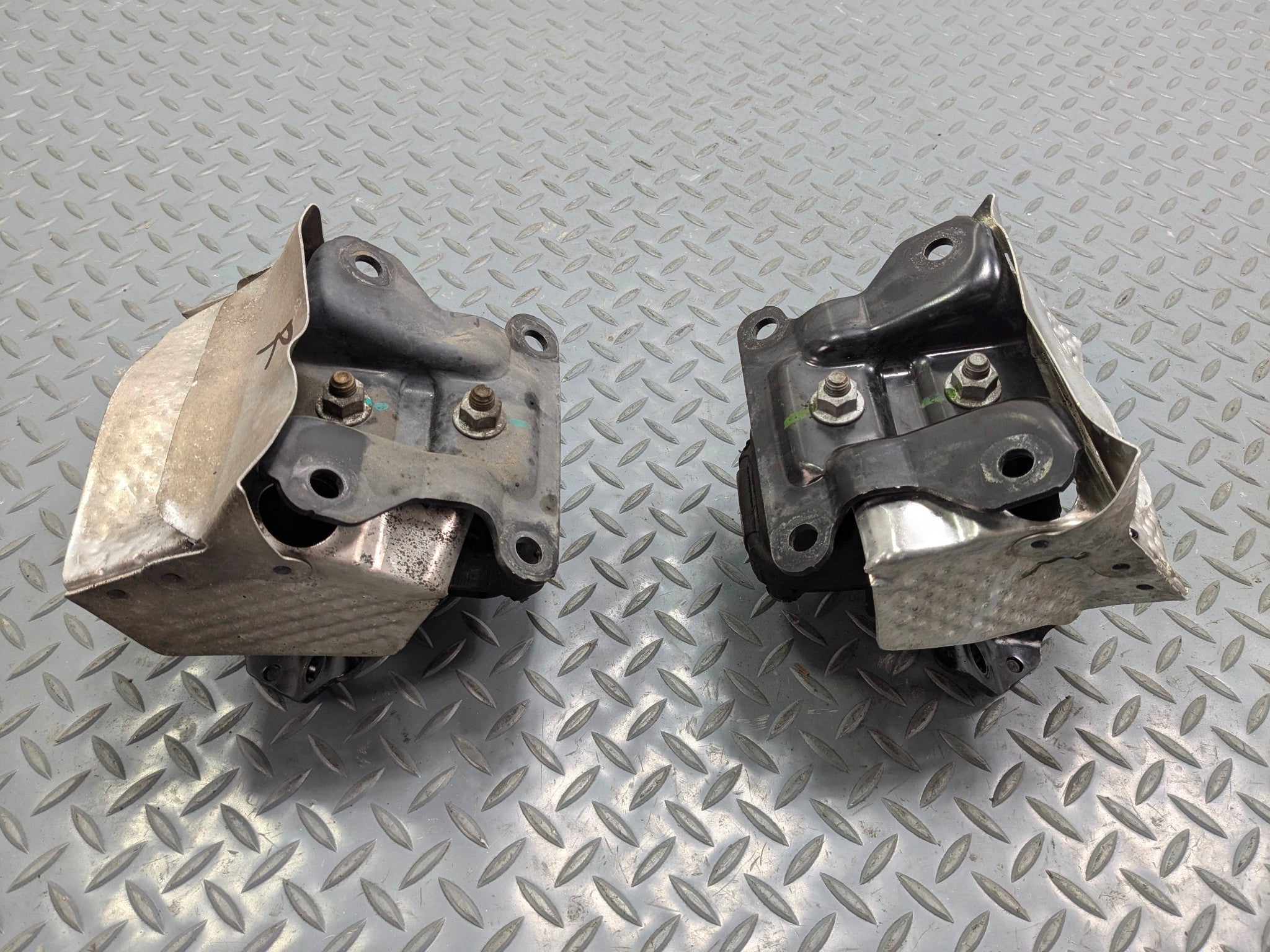 2010 - 2014 OEM CADILLAC ESCALADE ESV LEFT AND RIGHT SIDE MOTOR ENGINE MOUNT