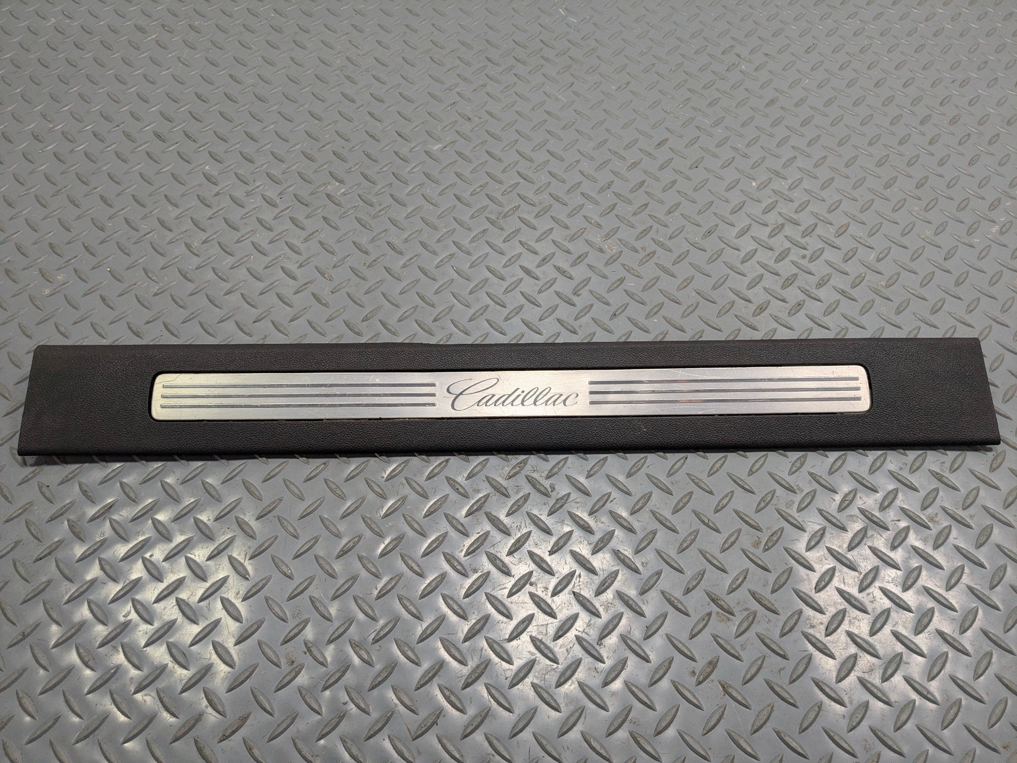 10 - 14 OEM CADILLAC ESCALADE ESV FRONT LEFT DRIVER SIDE DOOR SILL PLATE TRIM