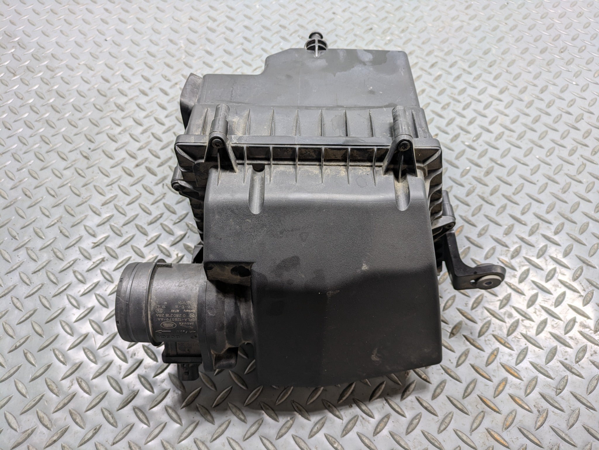 2010 - 2014 OEM CADILLAC ESCALADE ESV RIGHT SIDE AIR CLEANER HOUSING FILTER BOX