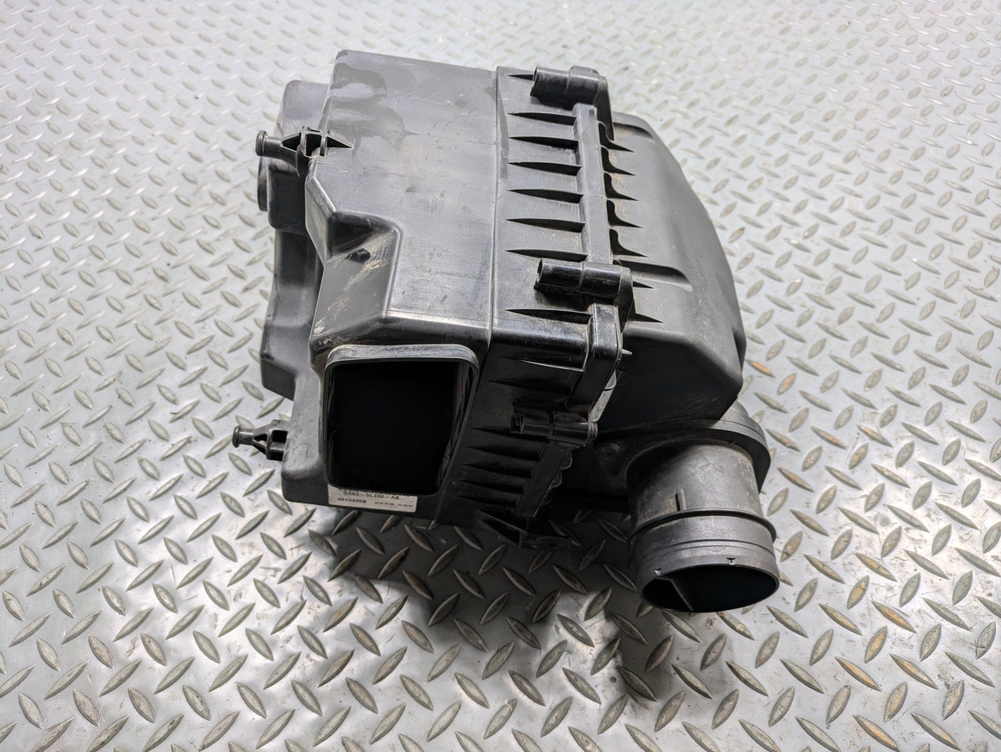 2010 - 2014 OEM CADILLAC ESCALADE ESV RIGHT SIDE AIR CLEANER HOUSING FILTER BOX