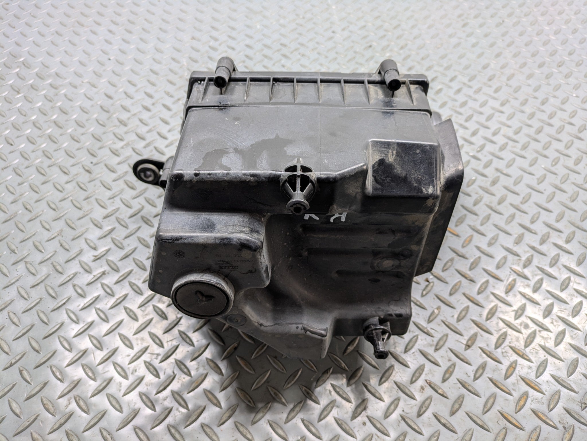 2010 - 2014 OEM CADILLAC ESCALADE ESV RIGHT SIDE AIR CLEANER HOUSING FILTER BOX