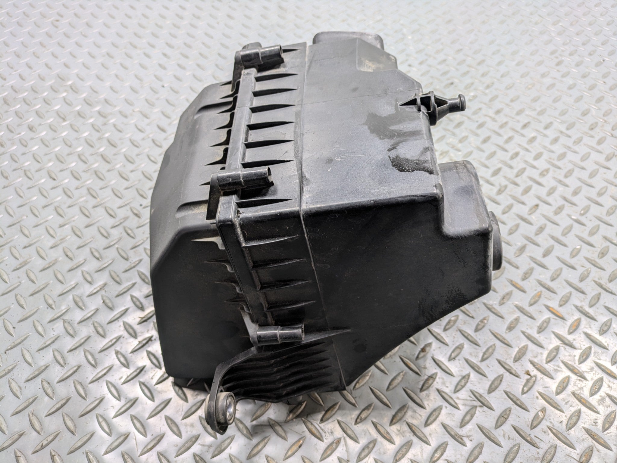 2010 - 2014 OEM CADILLAC ESCALADE ESV RIGHT SIDE AIR CLEANER HOUSING FILTER BOX
