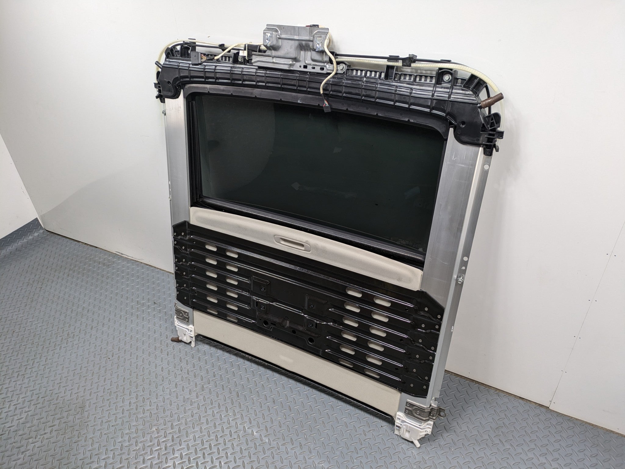 2010 - 2014 OEM CADILLAC ESCALADE ESV UPPER OVERHEAD SUN ROOF GLASS TRACK FRAME