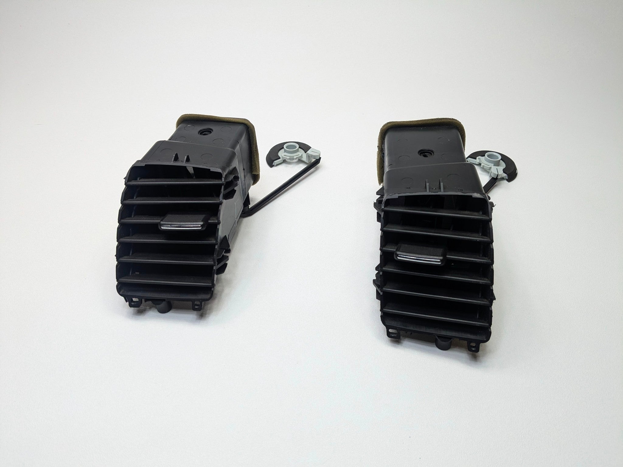 2010 - 2014 OEM CADILLAC ESCALADE ESV DASH CENTER AIR CONDITIONING HEATER VENTS