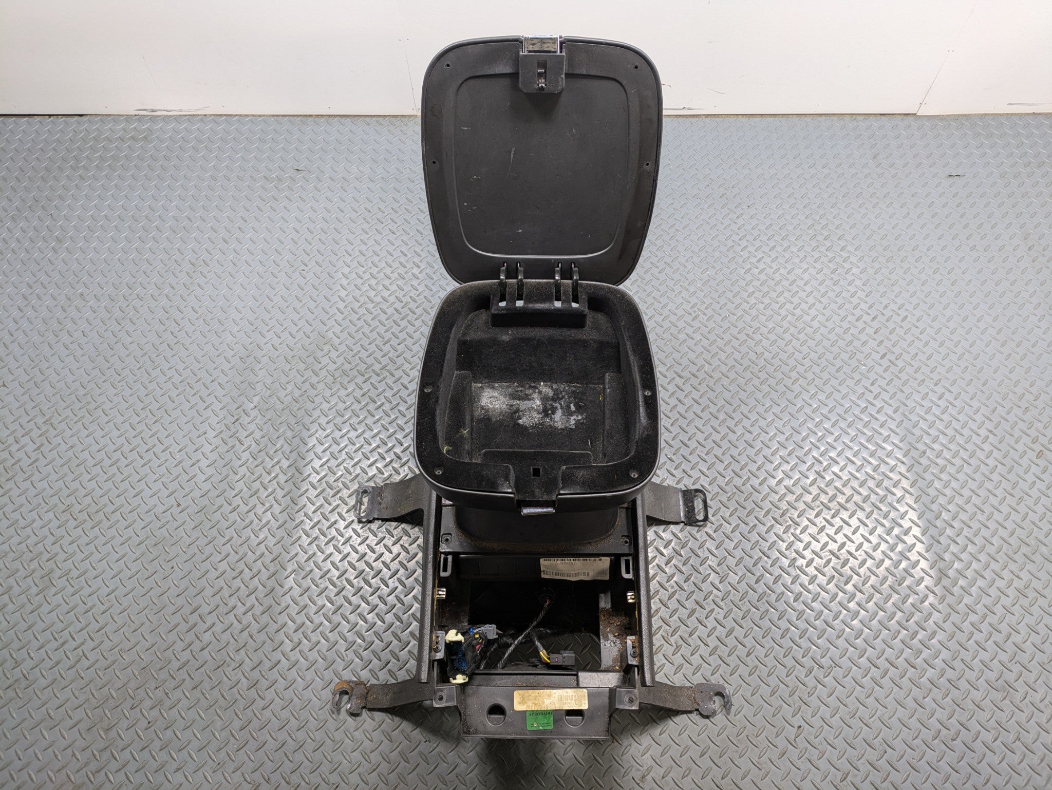 2010 - 2014 OEM CADILLAC ESCALADE ESV CENTER CONSOLE ARMREST STORAGE COMPARTMENT