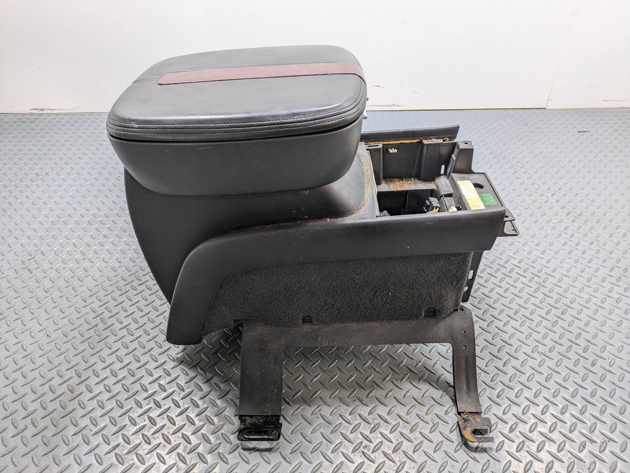 2010 - 2014 OEM CADILLAC ESCALADE ESV CENTER CONSOLE ARMREST STORAGE COMPARTMENT