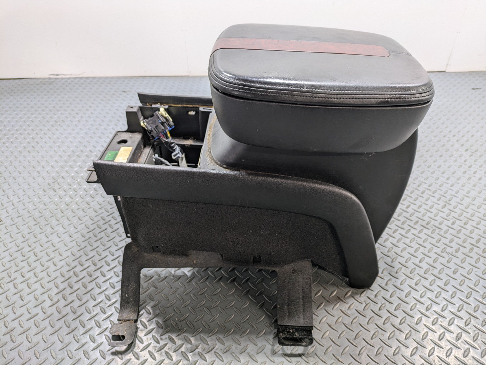2010 - 2014 OEM CADILLAC ESCALADE ESV CENTER CONSOLE ARMREST STORAGE COMPARTMENT