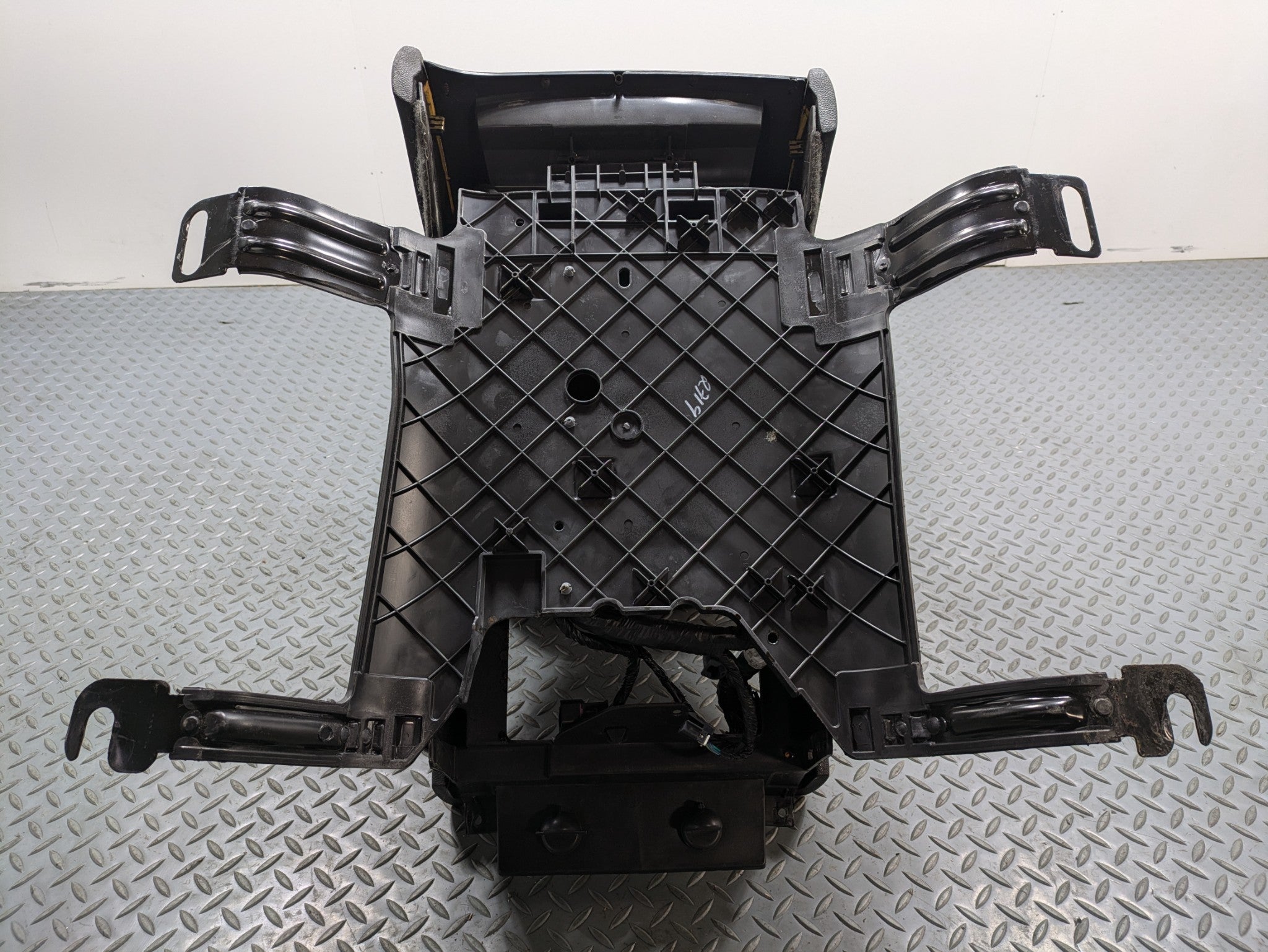 2010 - 2014 OEM CADILLAC ESCALADE ESV CENTER CONSOLE ARMREST STORAGE COMPARTMENT
