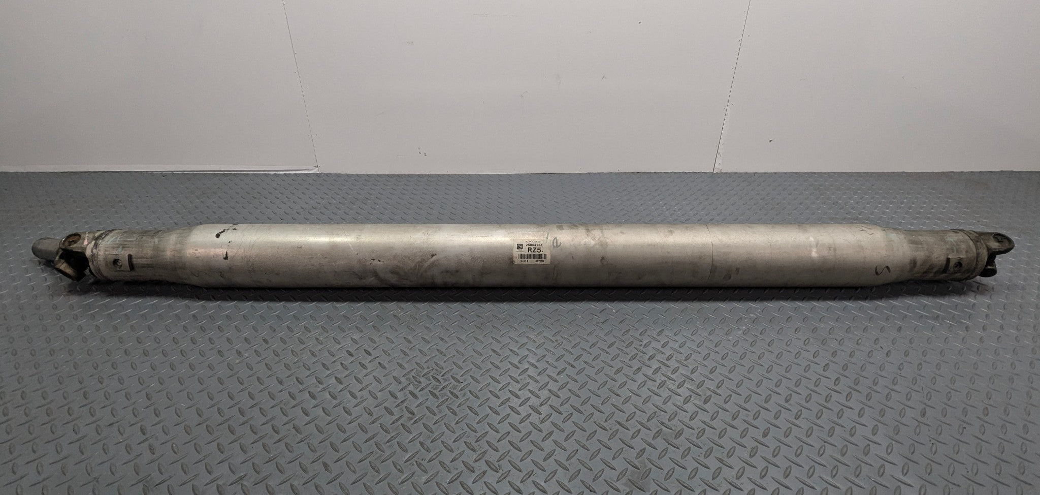 2010 - 2014 OEM CADILLAC ESCALADE ESV REAR DRIVE SHAFT CARDAN PROPELLER ASSEMBLY