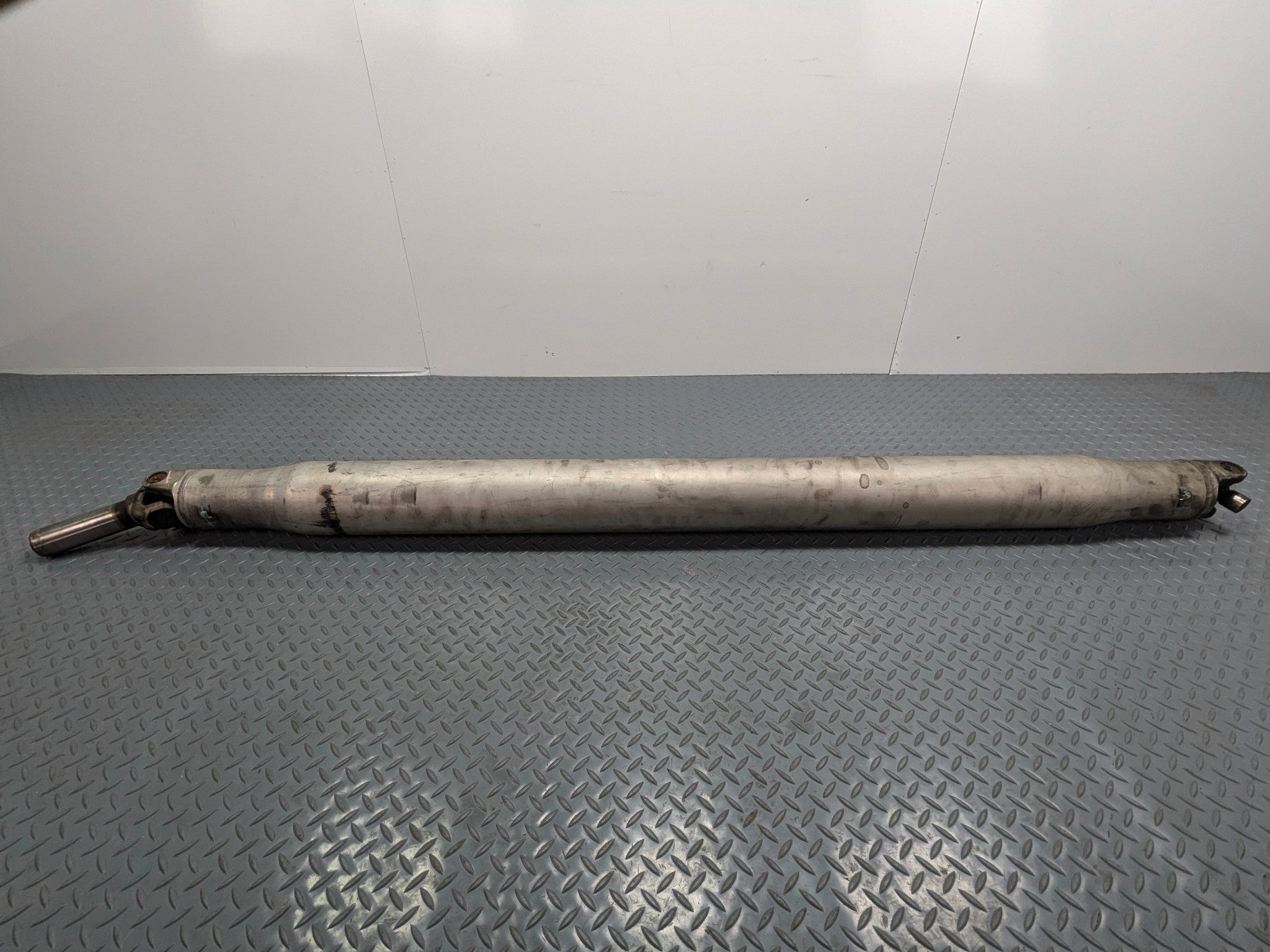 2010 - 2014 OEM CADILLAC ESCALADE ESV REAR DRIVE SHAFT CARDAN PROPELLER ASSEMBLY