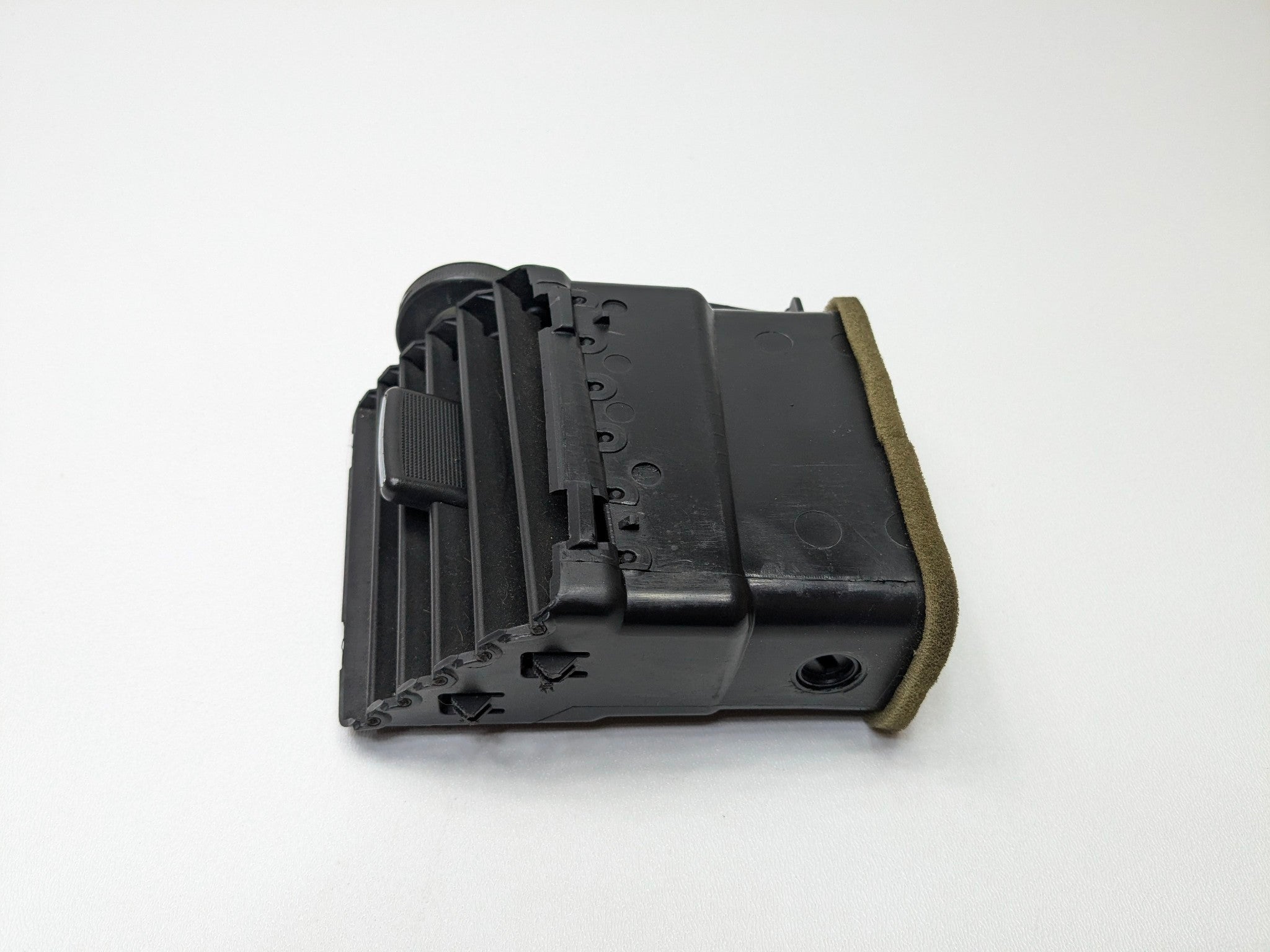 2010 - 2014 OEM CADILLAC ESCALADE ESV FRONT RIGHT SIDE DASH AC HEATER AIR VENT