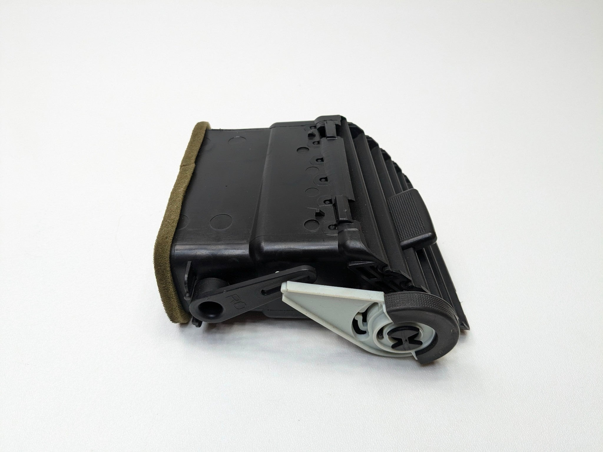 2010 - 2014 OEM CADILLAC ESCALADE ESV FRONT RIGHT SIDE DASH AC HEATER AIR VENT