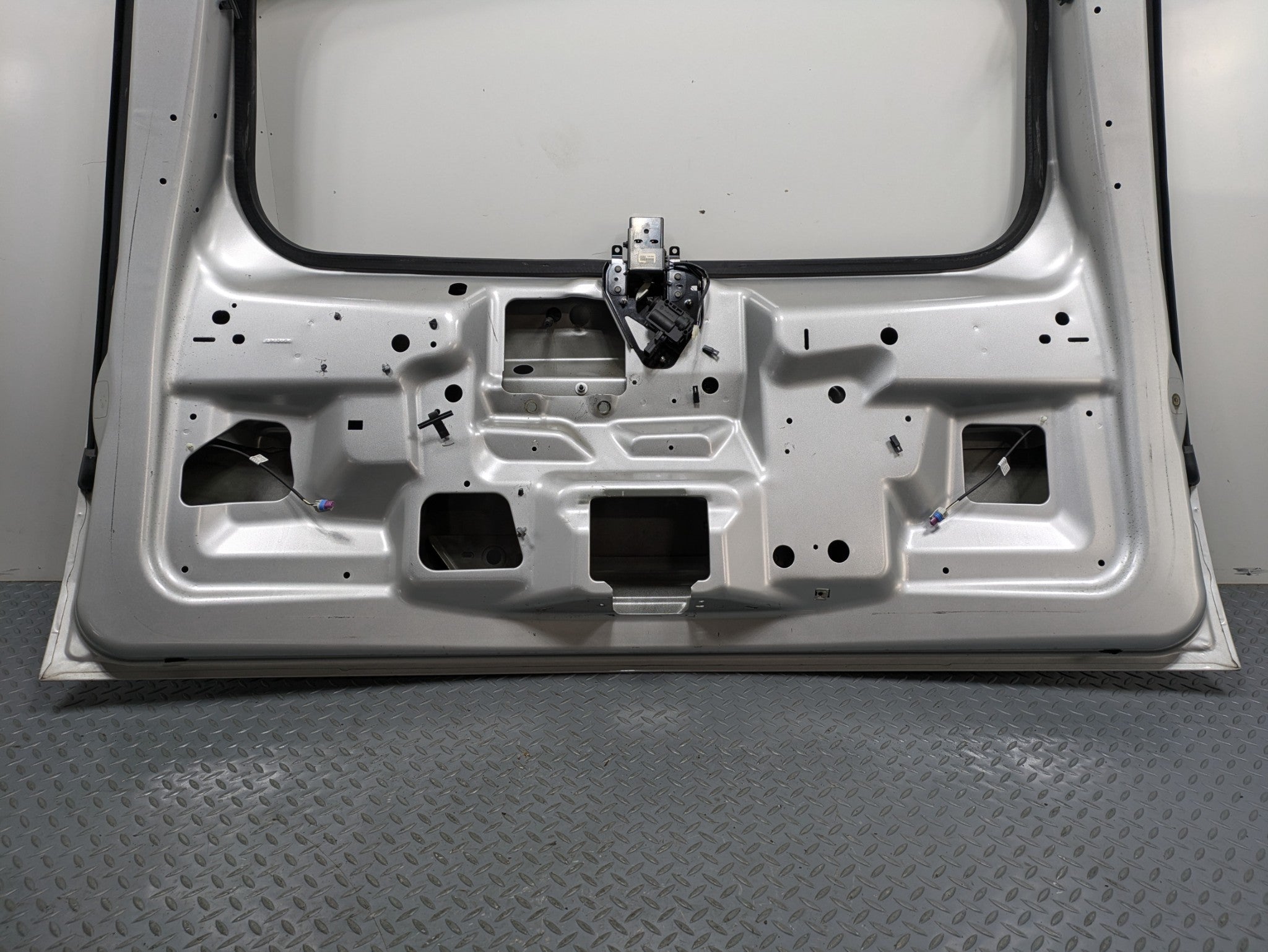 2010 - 2014 OEM CADILLAC ESCALADE ESV REAR TRUNK TAILGATE HATCH SHELL PANEL