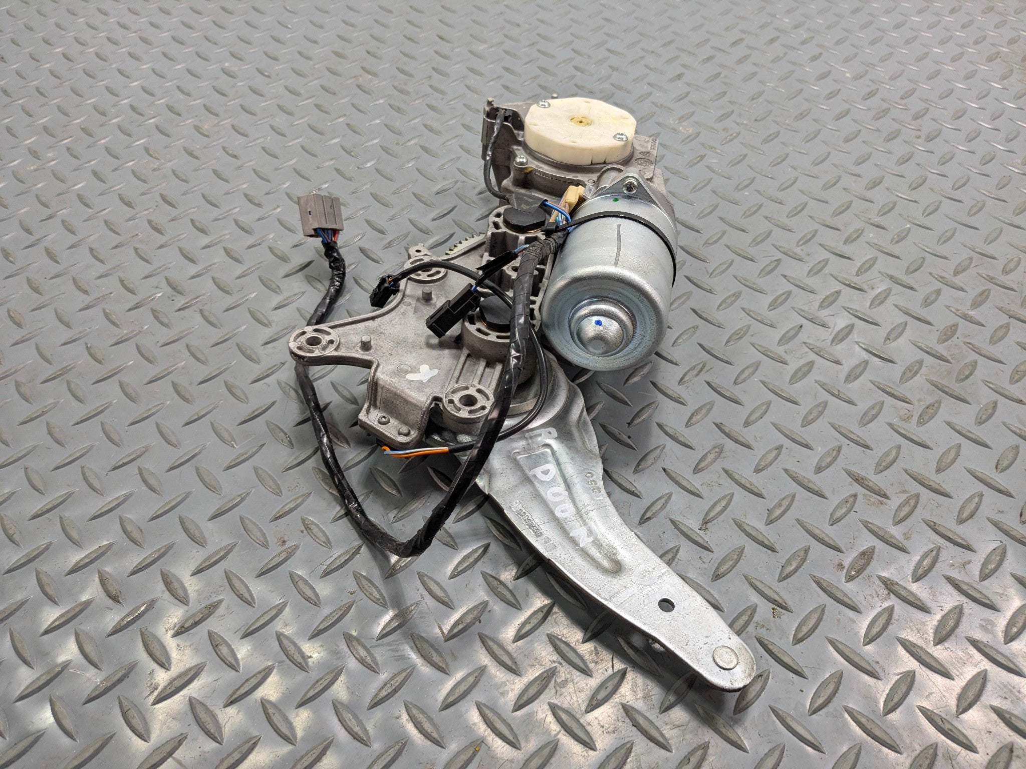 2010 - 2014 OEM CADILLAC ESCALADE ESV REAR LIFTGATE TAILGATE LIFT MOTOR ACTUATOR
