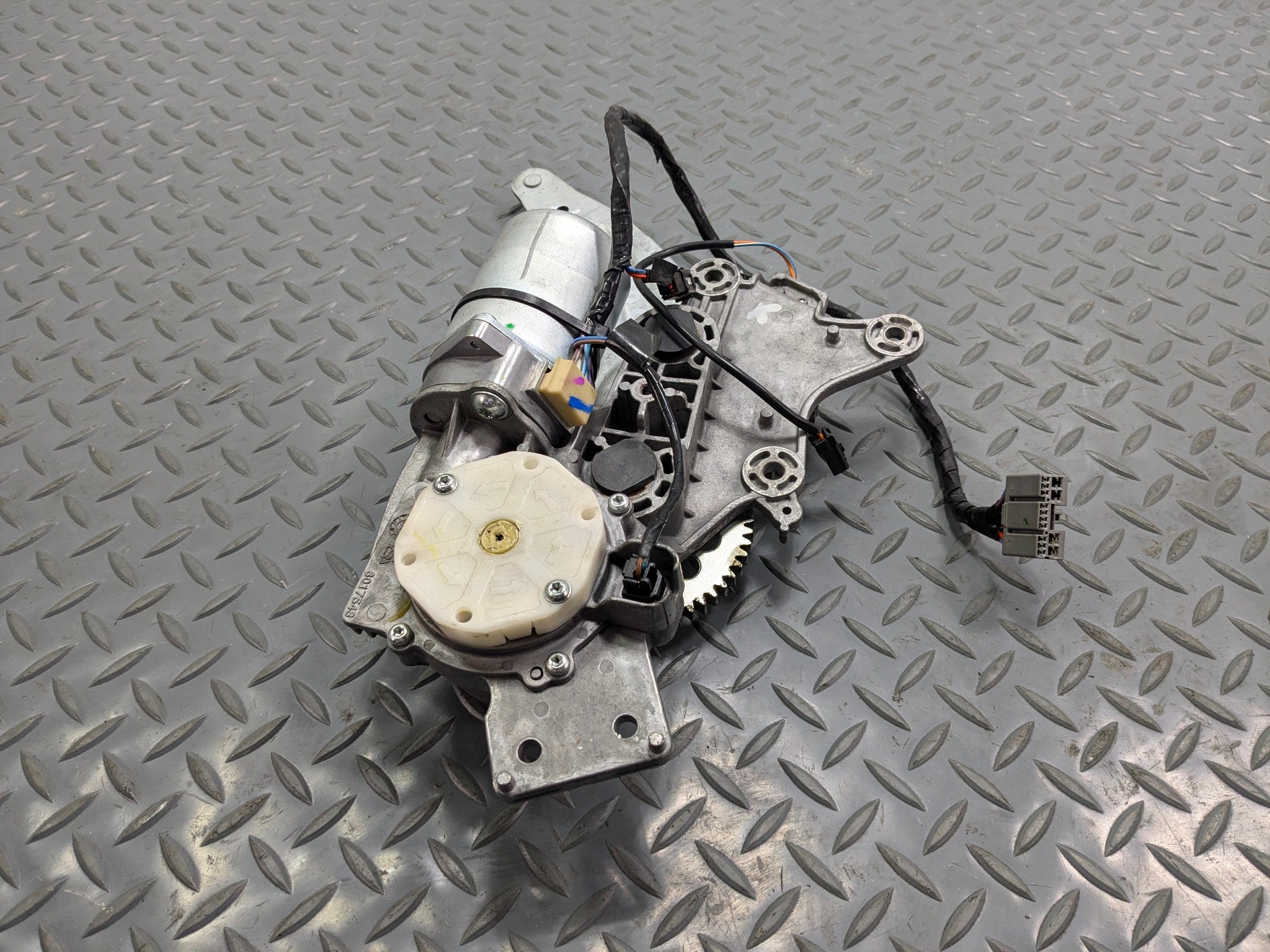 2010 - 2014 OEM CADILLAC ESCALADE ESV REAR LIFTGATE TAILGATE LIFT MOTOR ACTUATOR