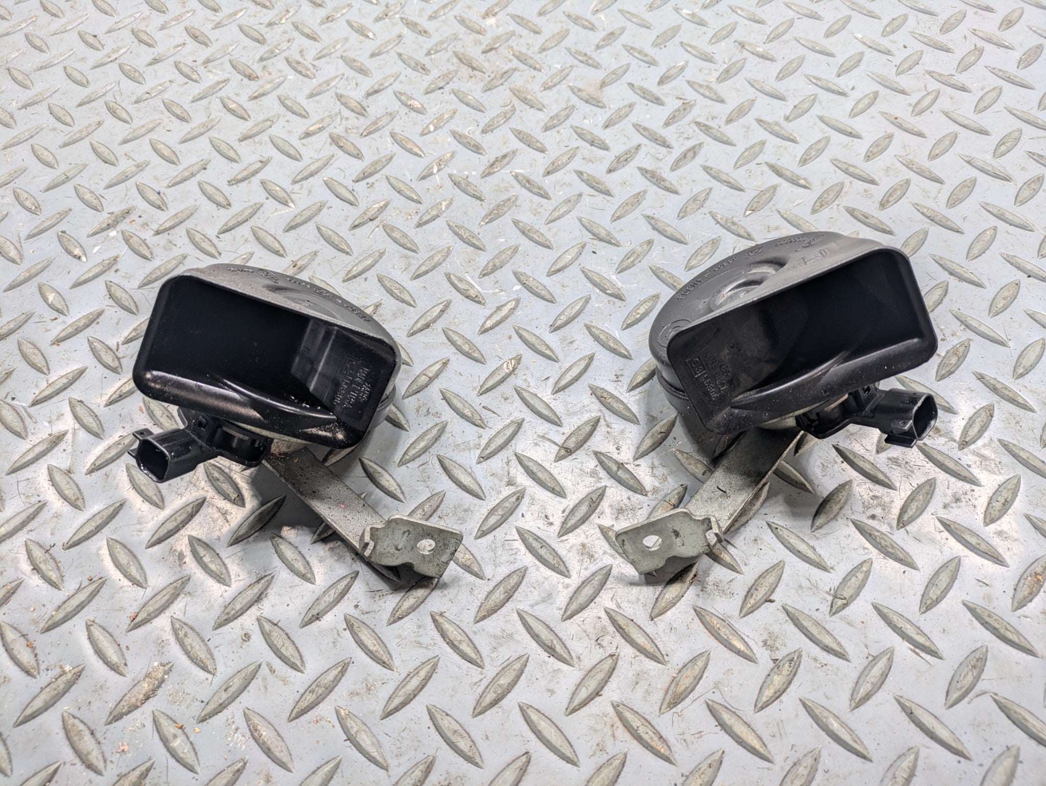 2010 - 2014 OEM CADILLAC ESCALADE ESV LEFT AND RIGHT SIDE HIGH LOW TONE HORN SET
